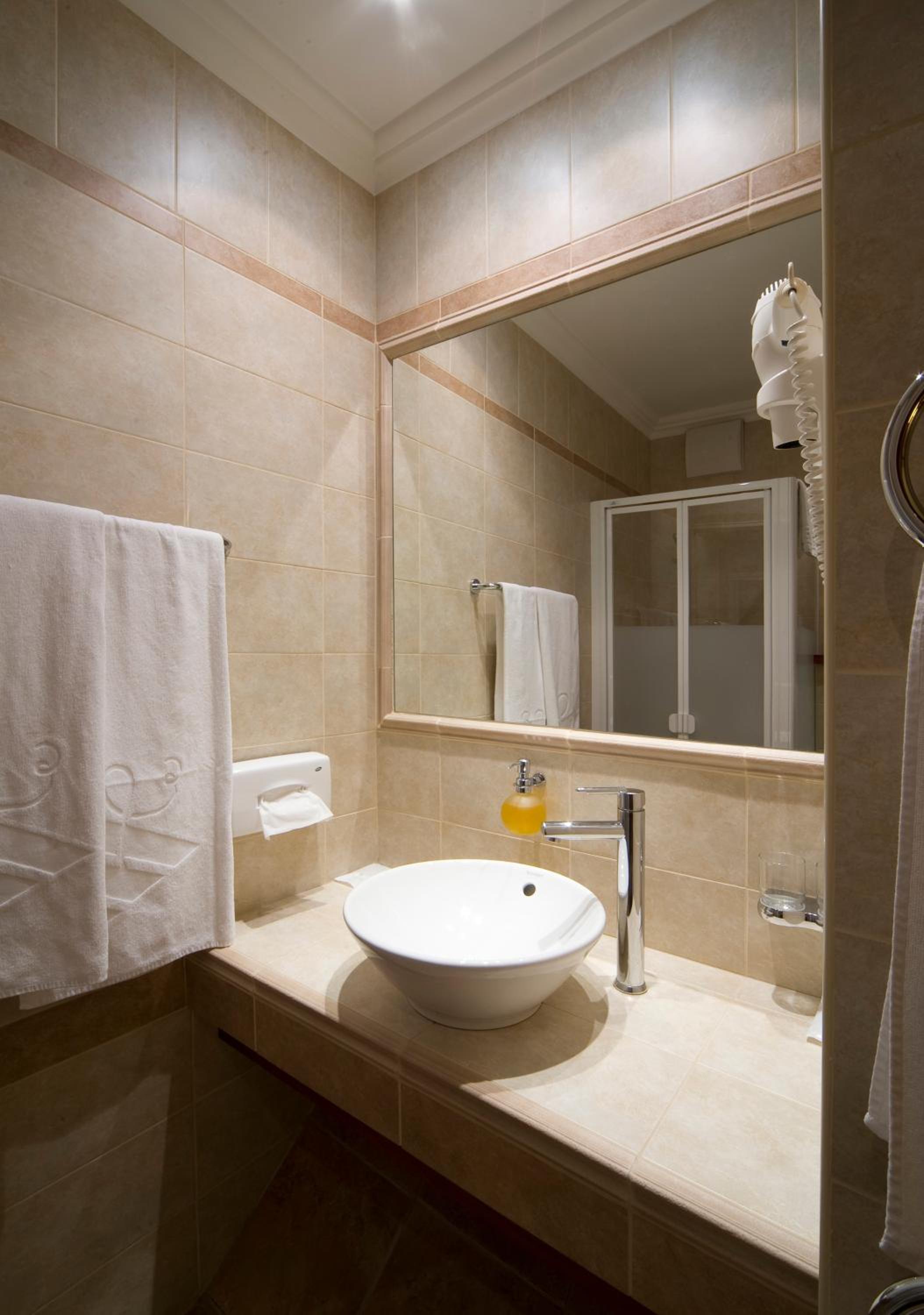Double Room with Street or Courtyard View - Photo 2