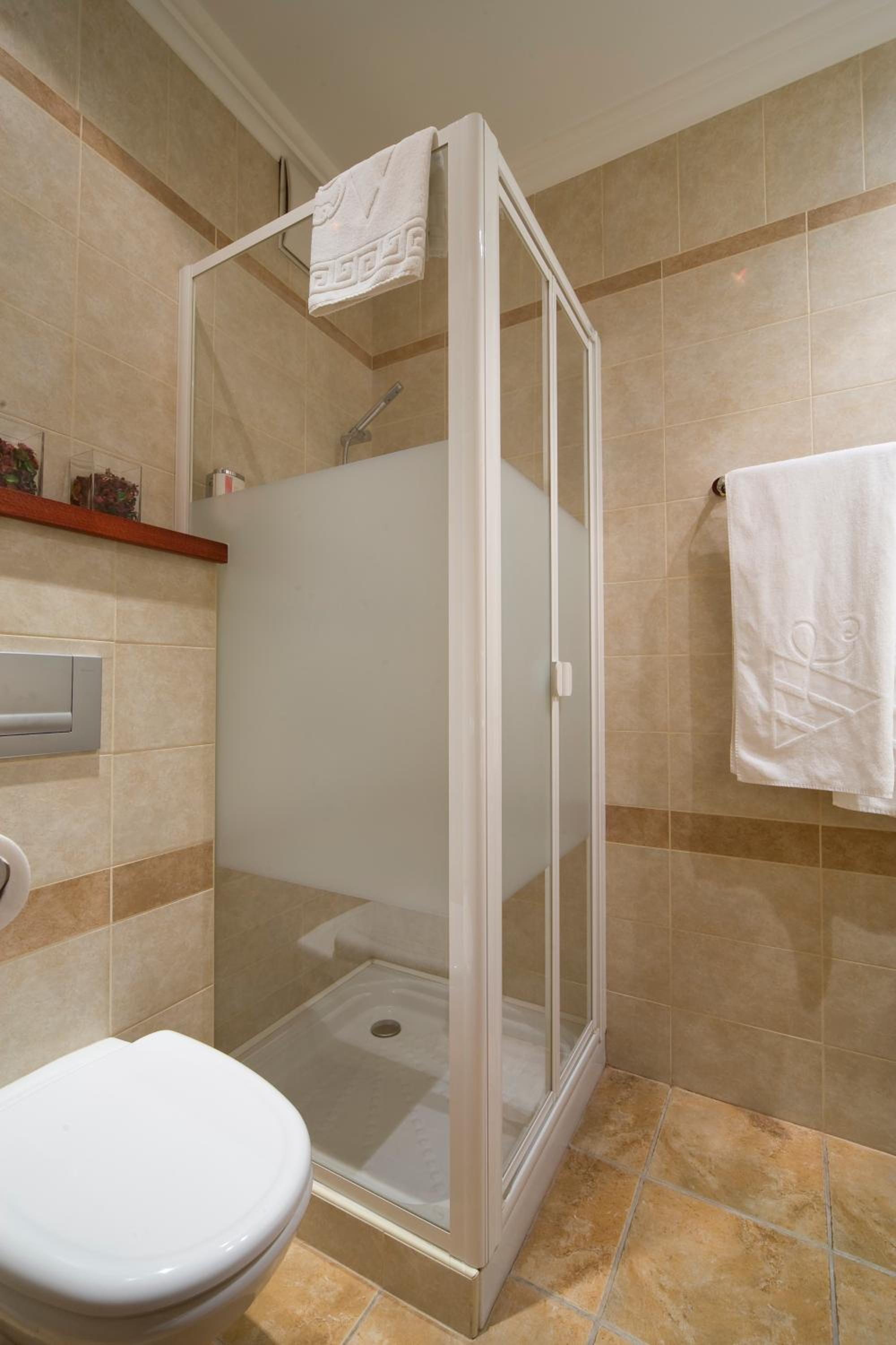 Double Room with Street or Courtyard View - Photo 8