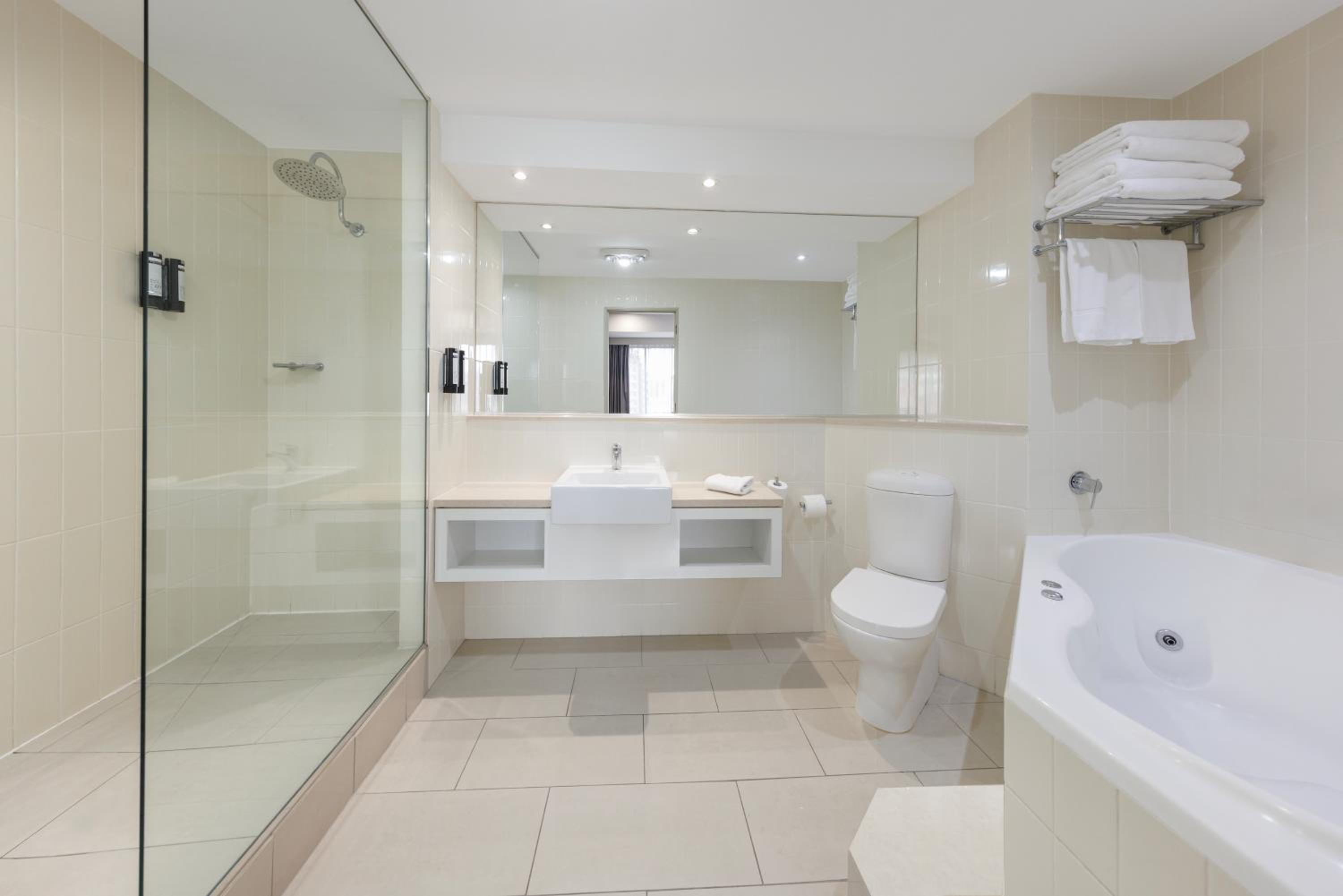 Executive King Suite with Spa Bath - Photo 3