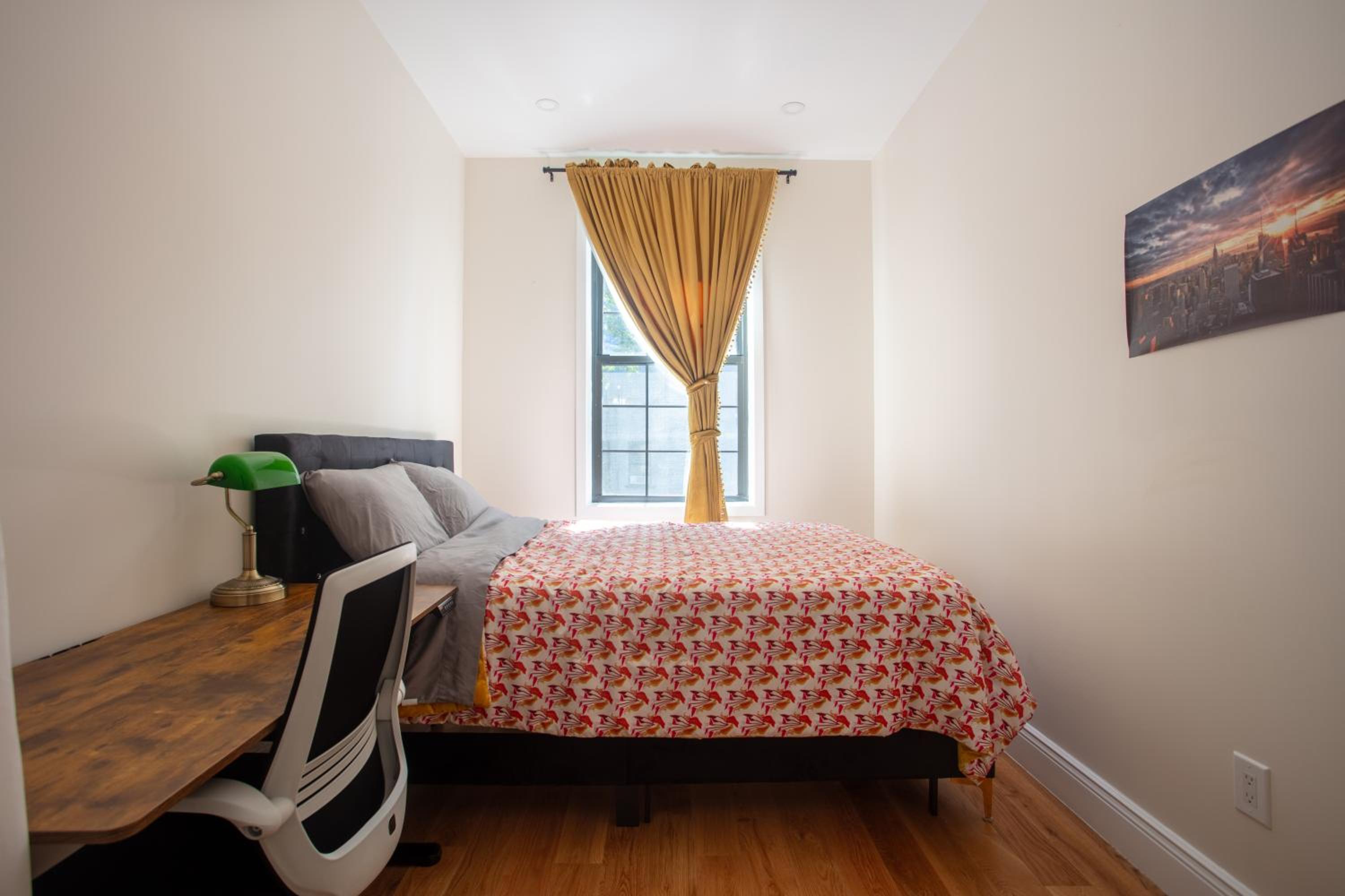 Queen Room photo 2