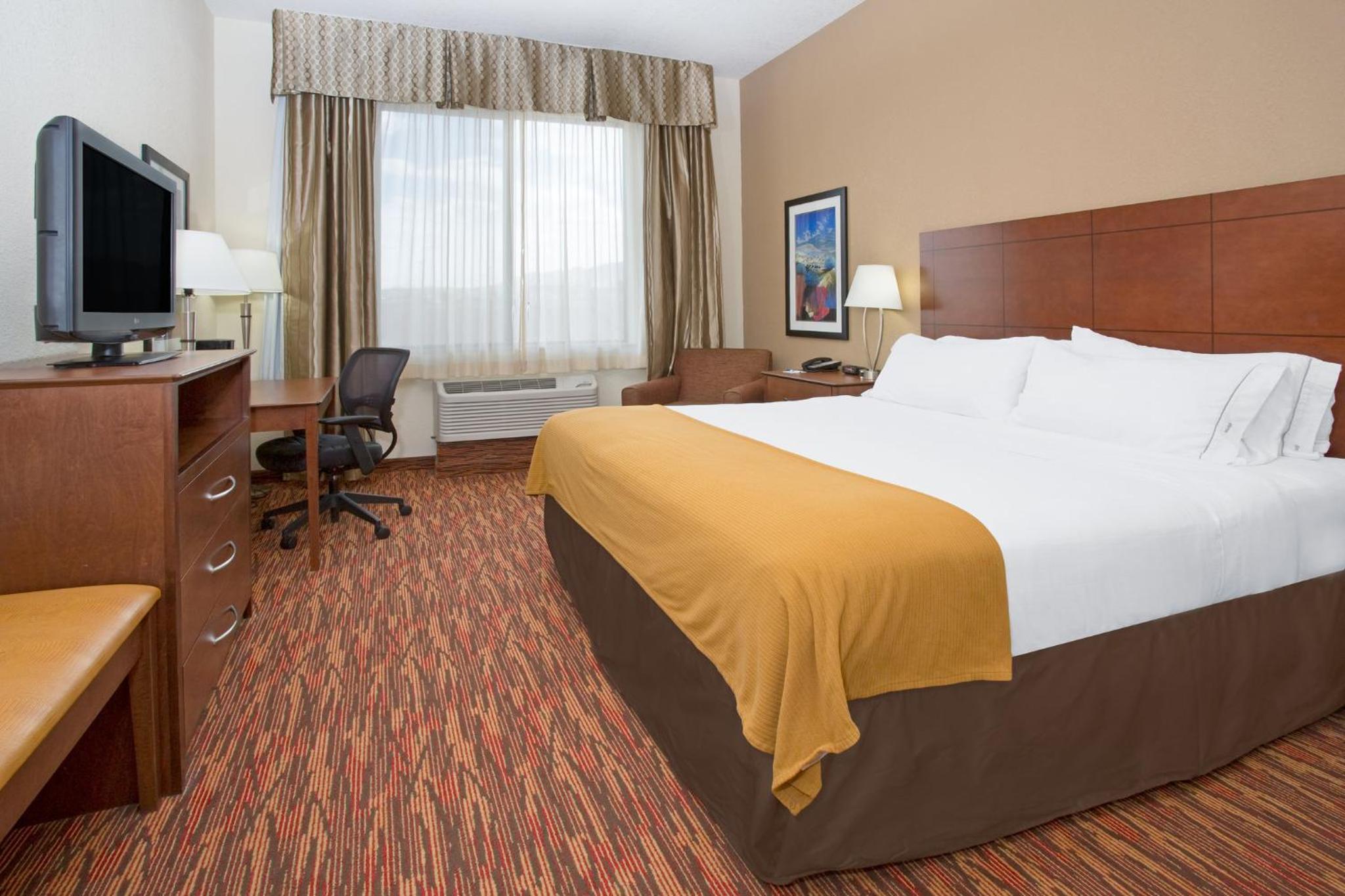 Standard King Room with Mobility Accessible Tub - Photo 3