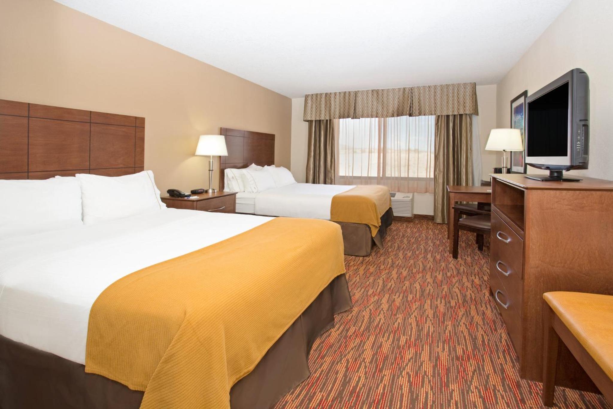 Standard Room with Two Queen Beds - Photo 2