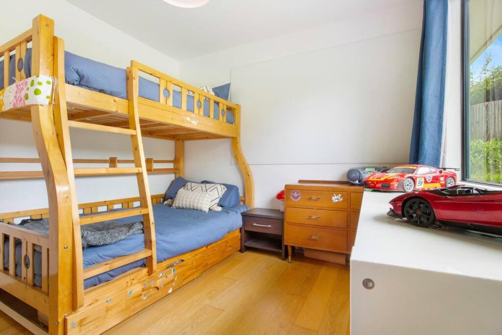 Four-Bedroom House photo 2