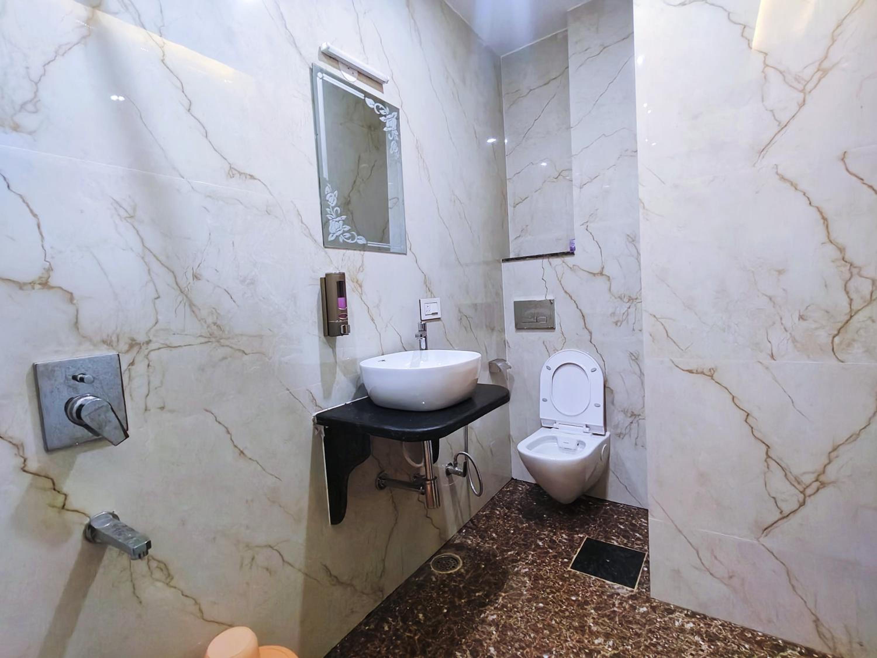 Executive Suite - Photo 2