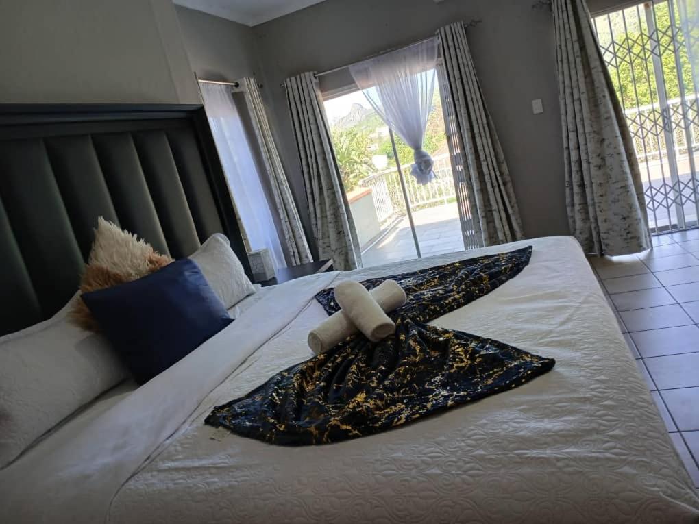 Deluxe King Suite photo 2