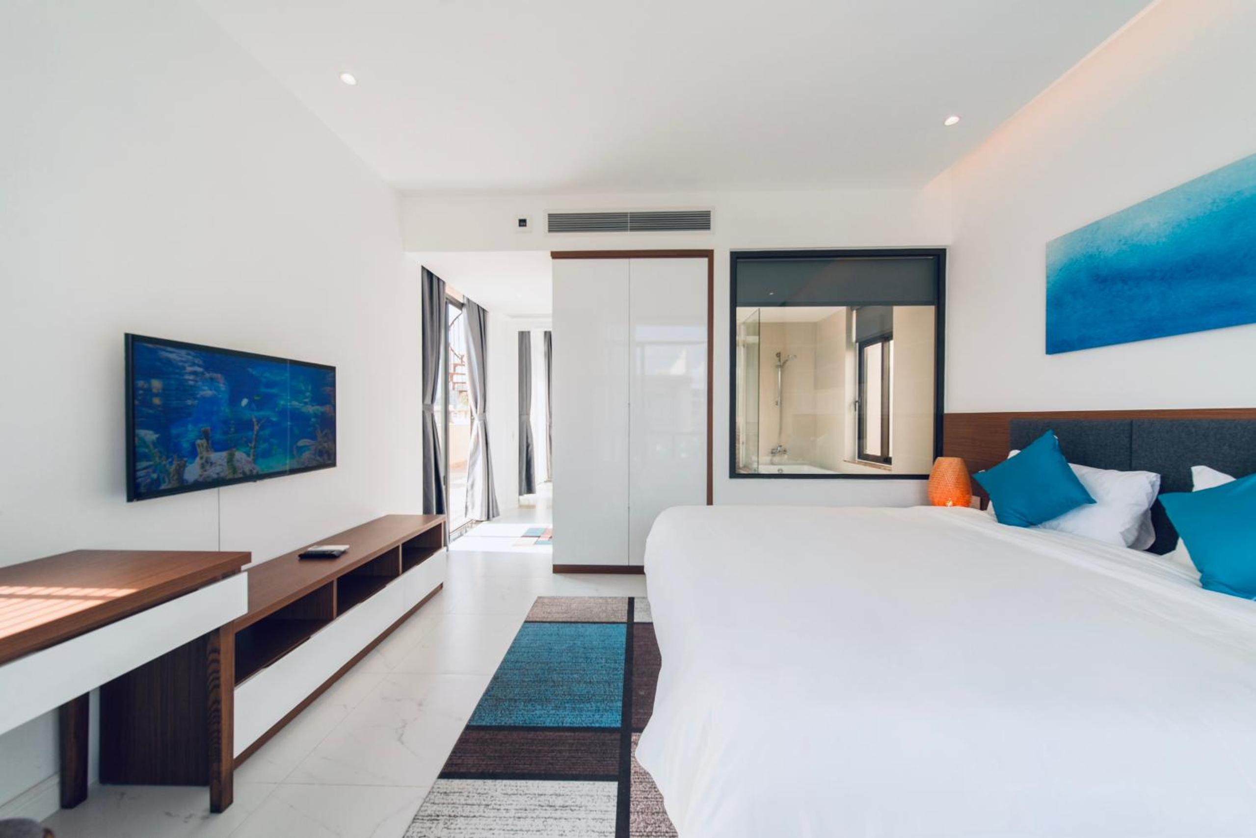 Three-Bedroom Villa with Private Pool - Photo 14