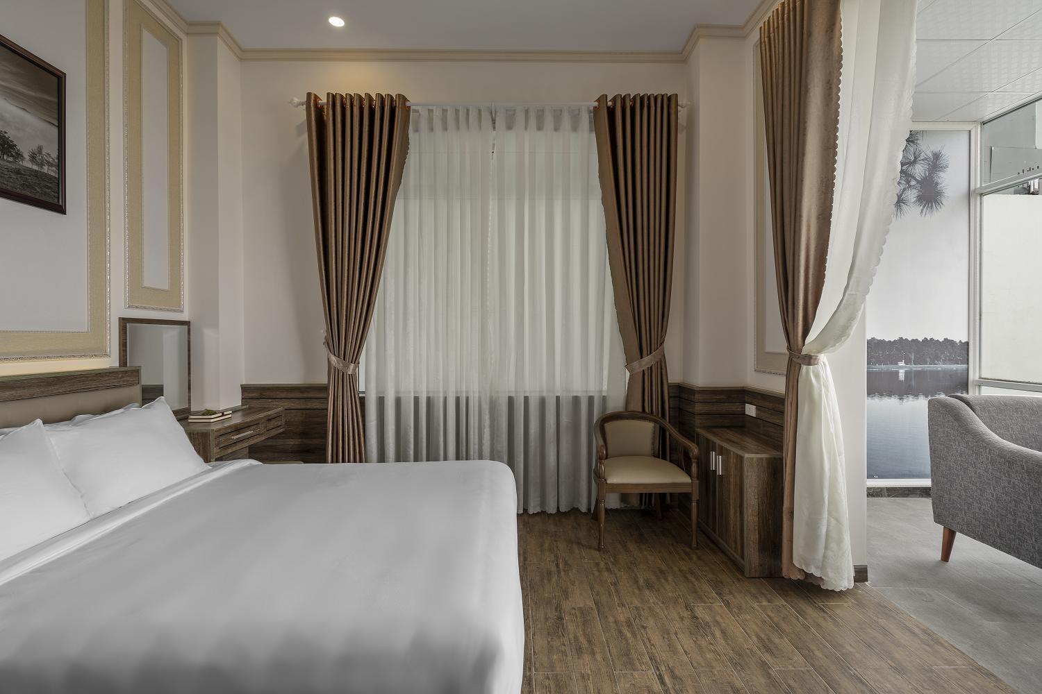 Deluxe Double Room with City View - Photo 4