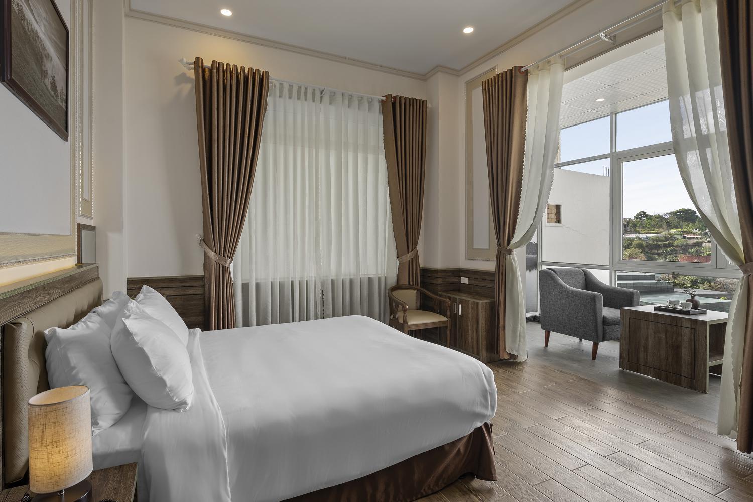 Deluxe Double Room with City View - Photo 23