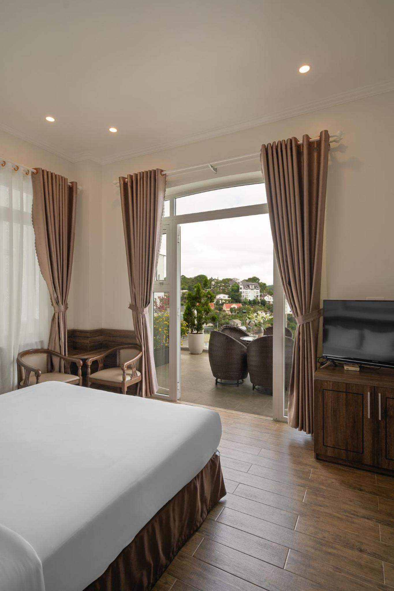 Deluxe Double Room with City View - Photo 2