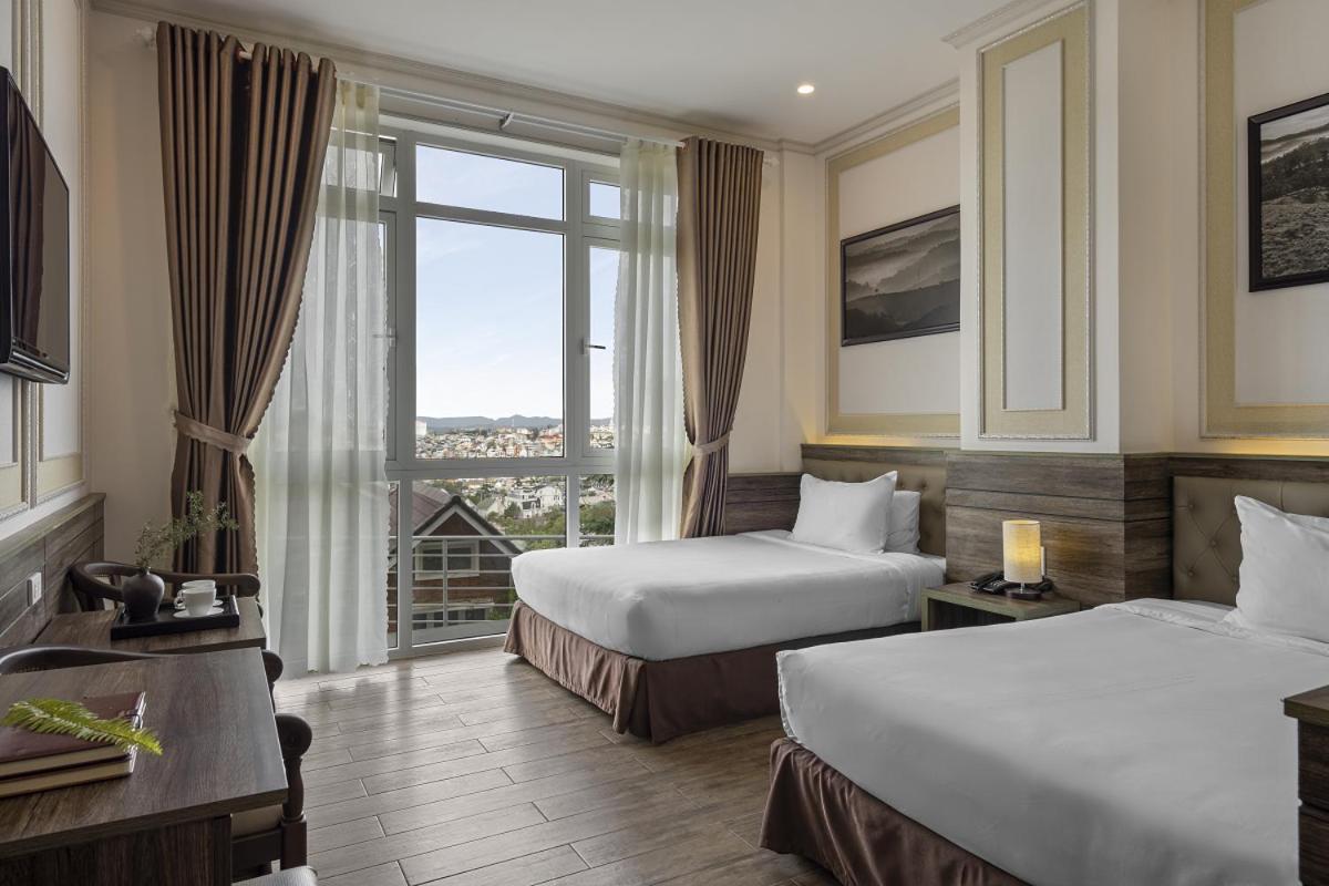 Deluxe Twin Room with City View - Photo 5