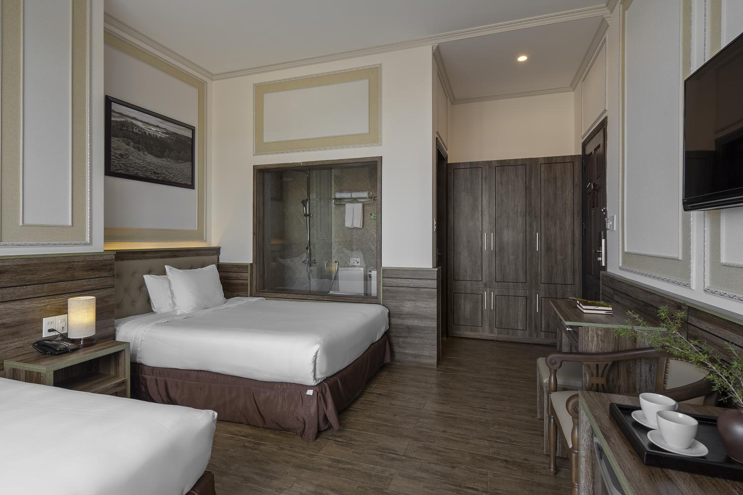 Deluxe Twin Room with City View - Photo 9