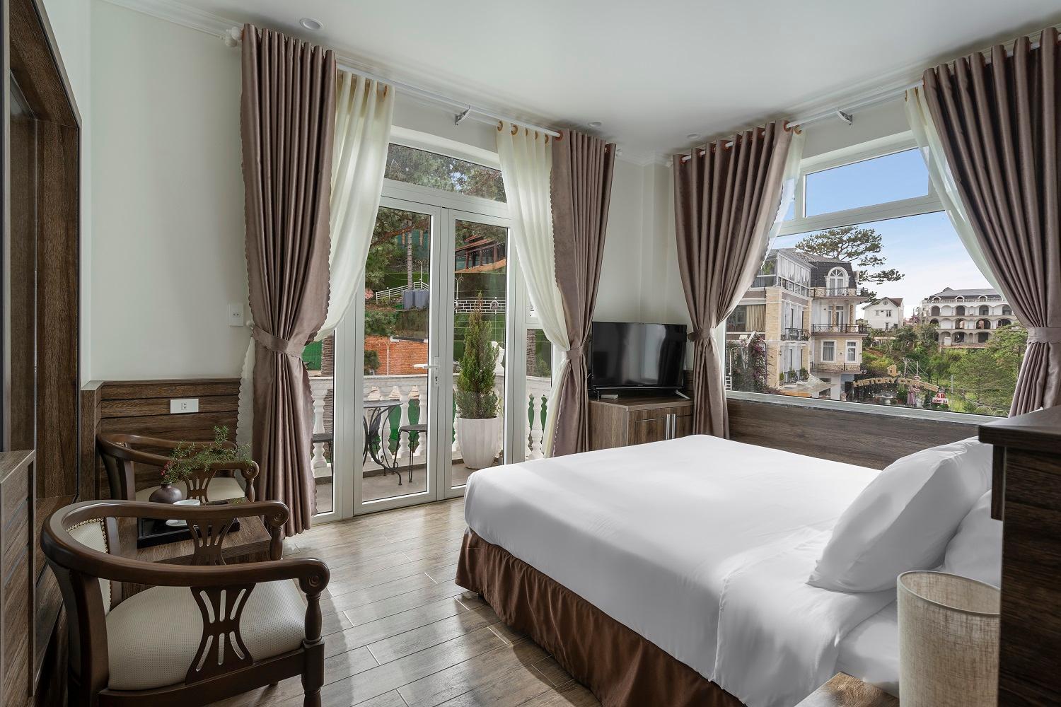 Deluxe Double Room with Street View - Photo 5
