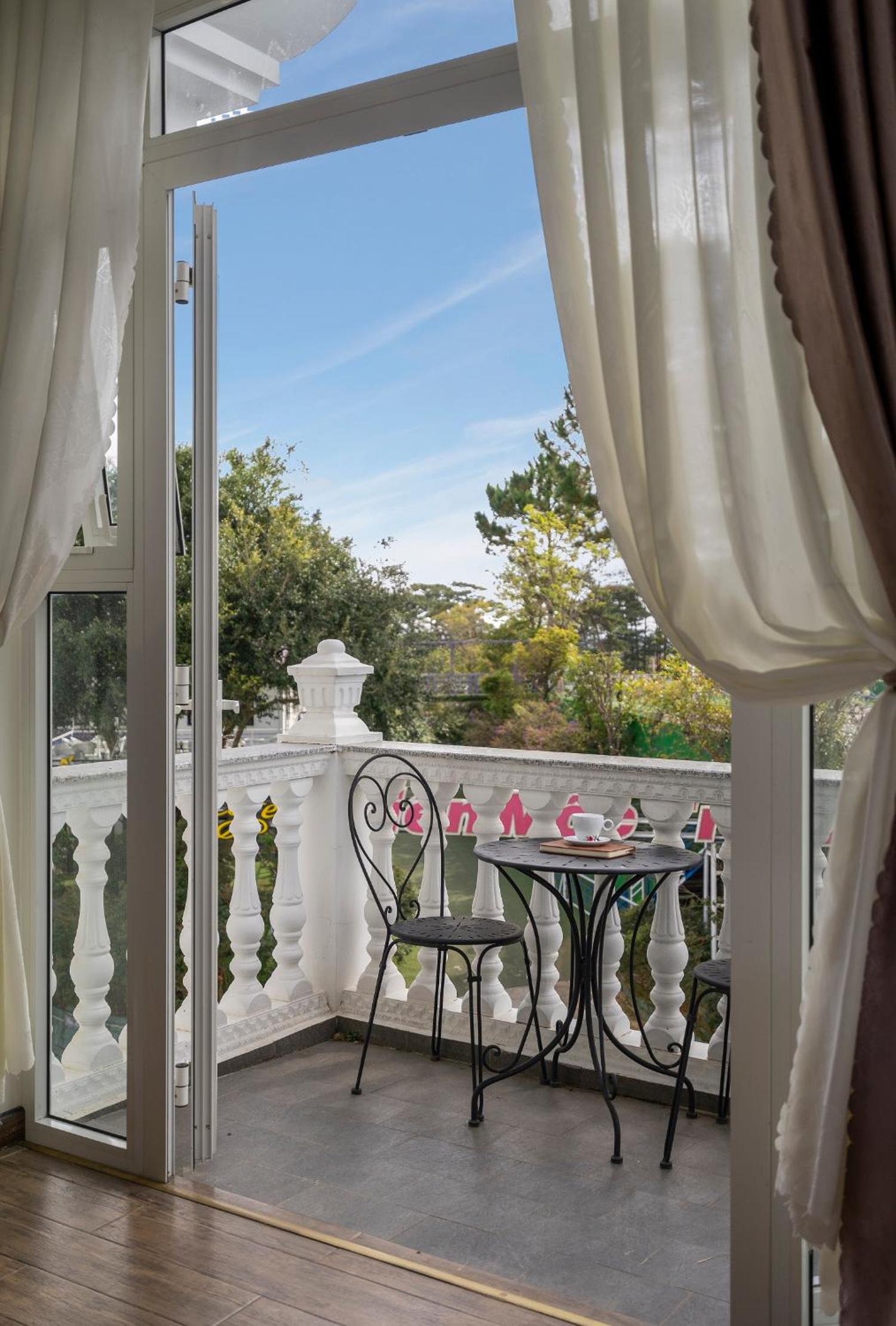 Deluxe Double Room with Street View - Photo 3