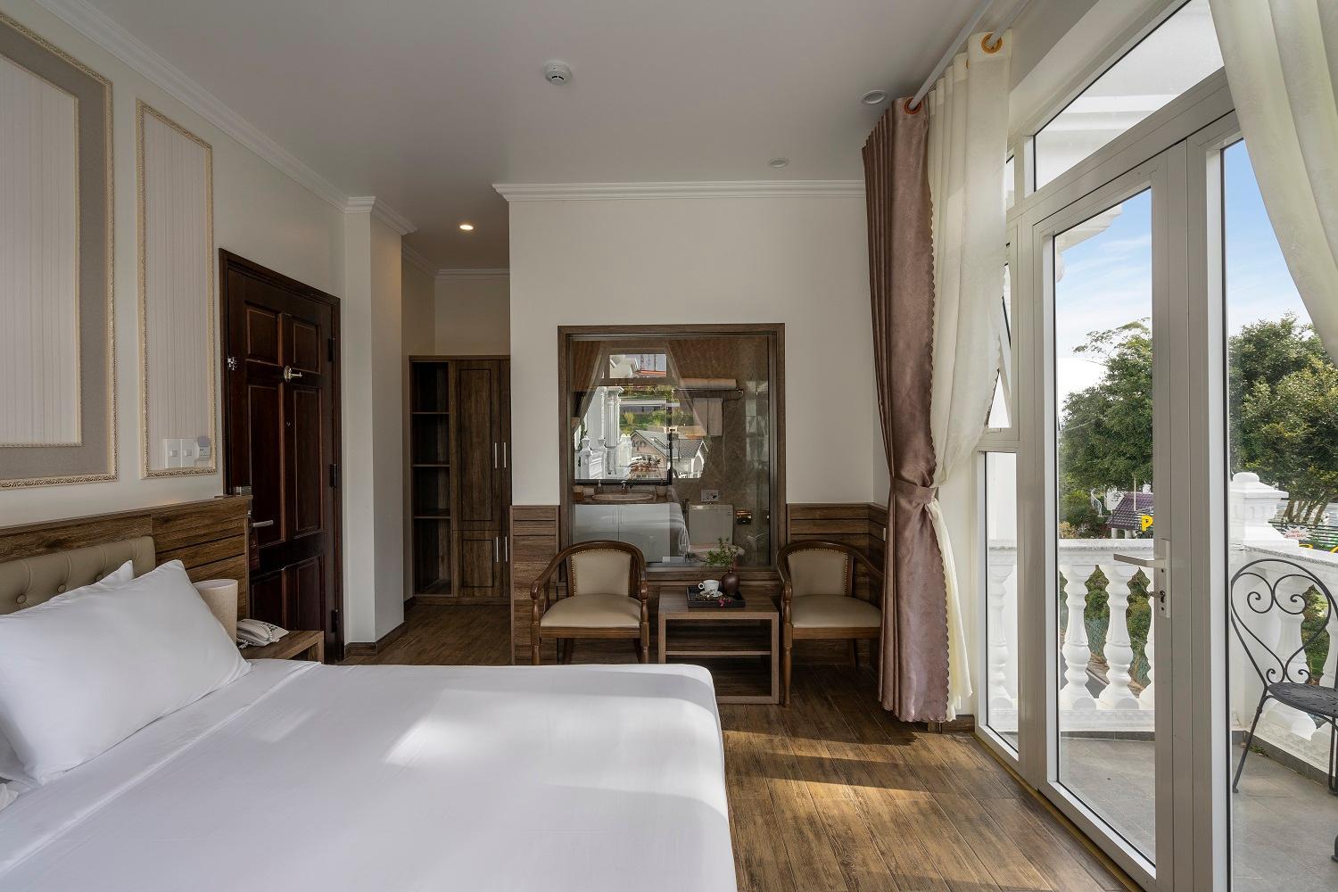 Deluxe Double Room with Street View - Photo 1