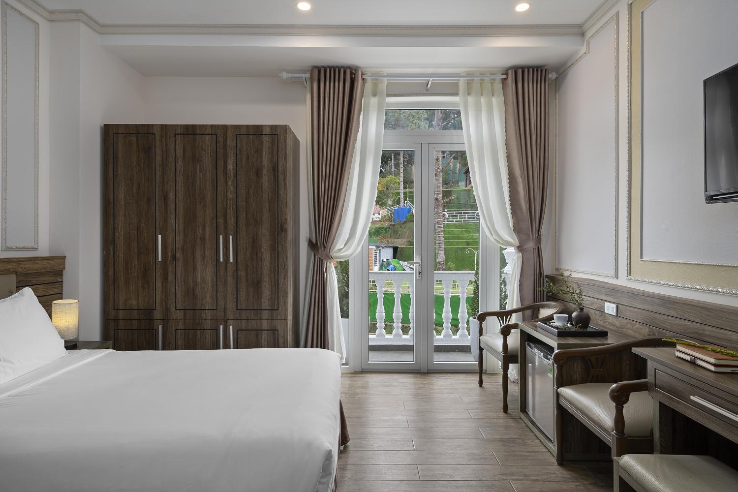 Deluxe Twin Room with Street View - Photo 5