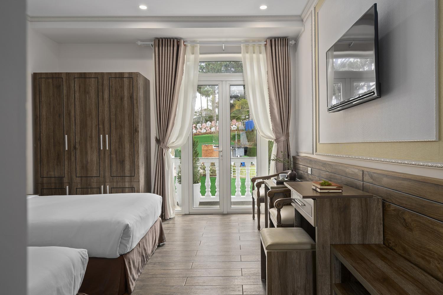 Deluxe Twin Room with Street View - Photo 3