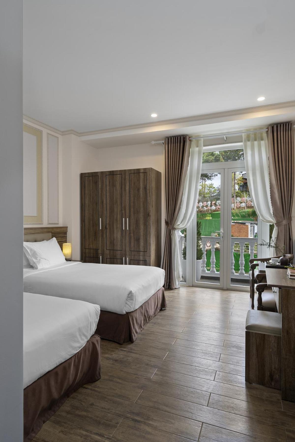 Deluxe Twin Room with Street View - Photo 1
