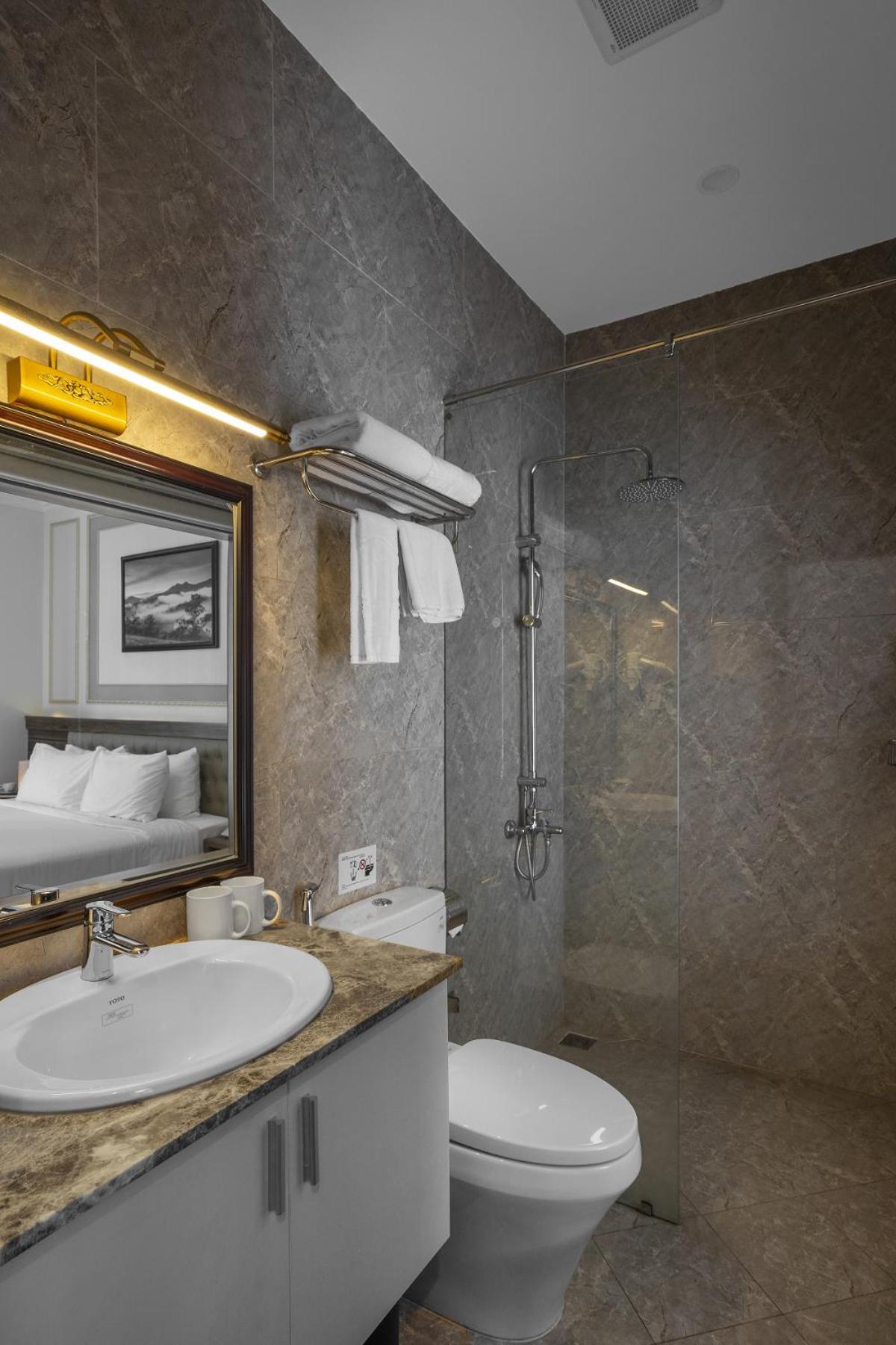 Deluxe Twin Room with Street View - Photo 6