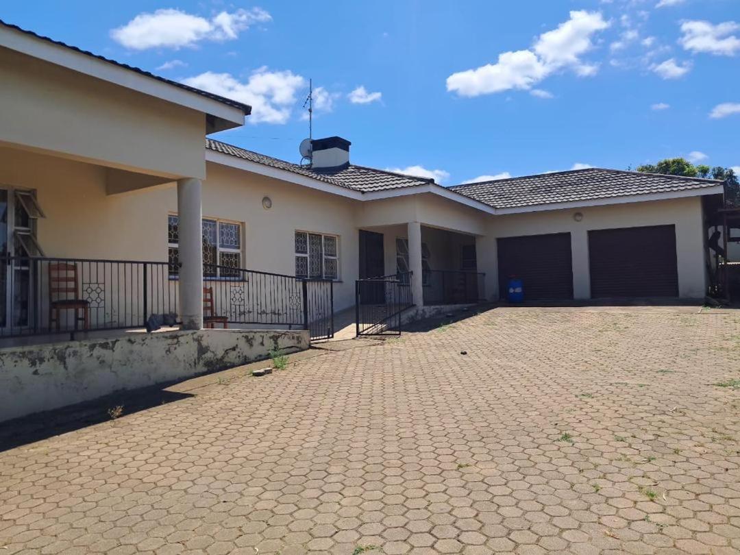 Five-Bedroom House photo 2
