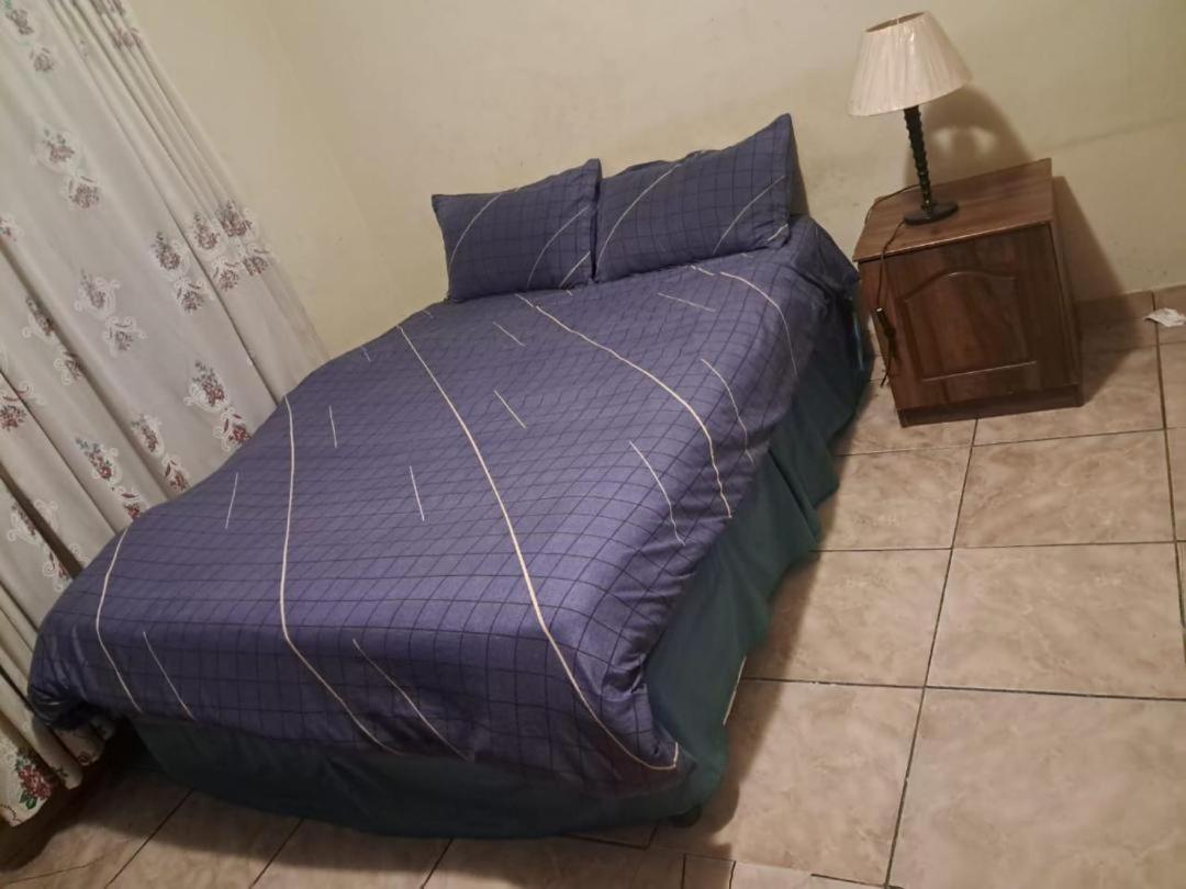 Five-Bedroom House photo 1
