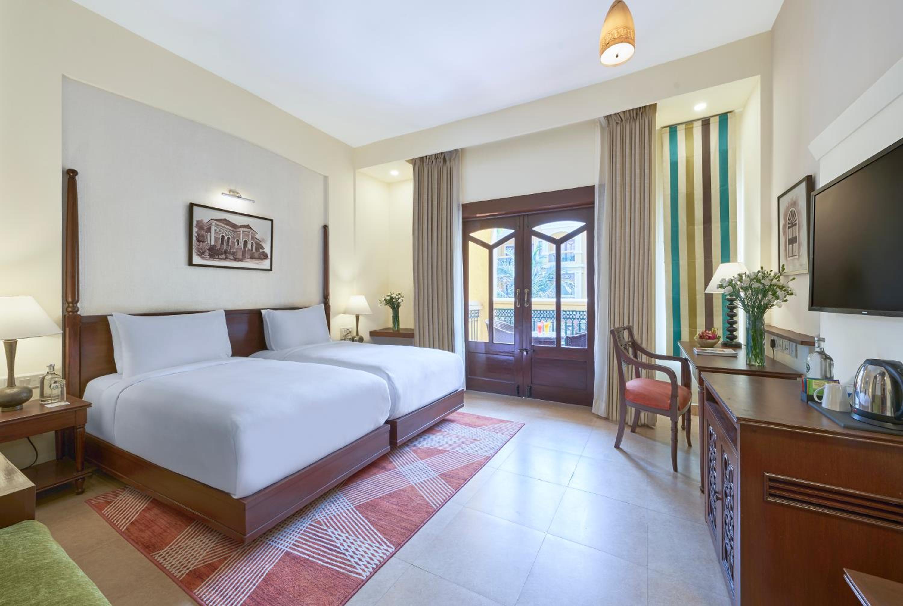 Deluxe King Room with Balcony -  Beer on arrival , Shuttle to nearest beach, 20% off on F&B photo 1
