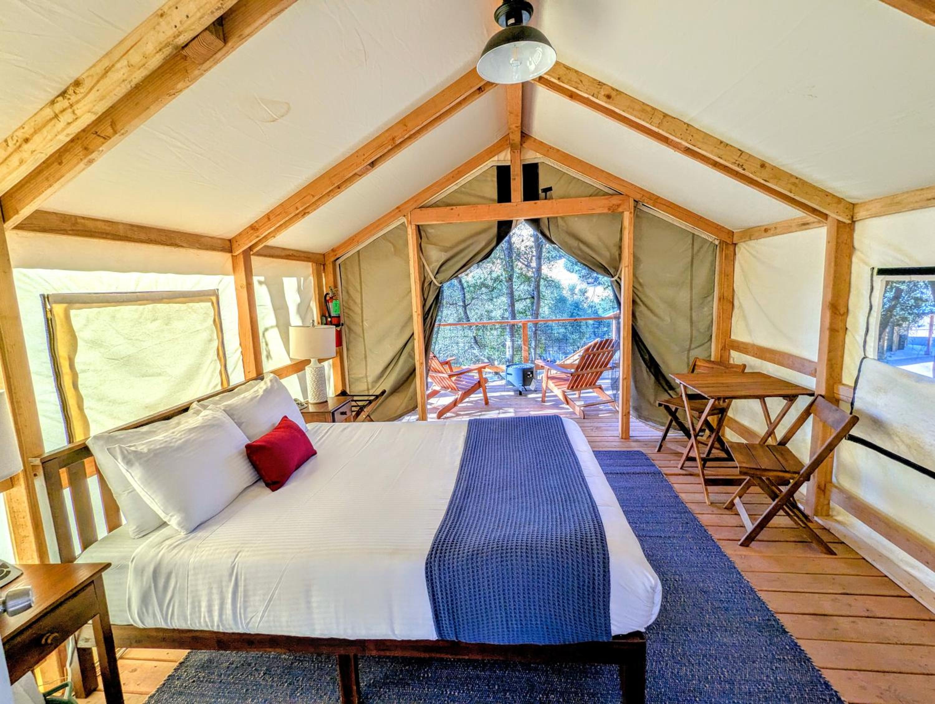 Premium Tent - 1 Queen  - Photo 1