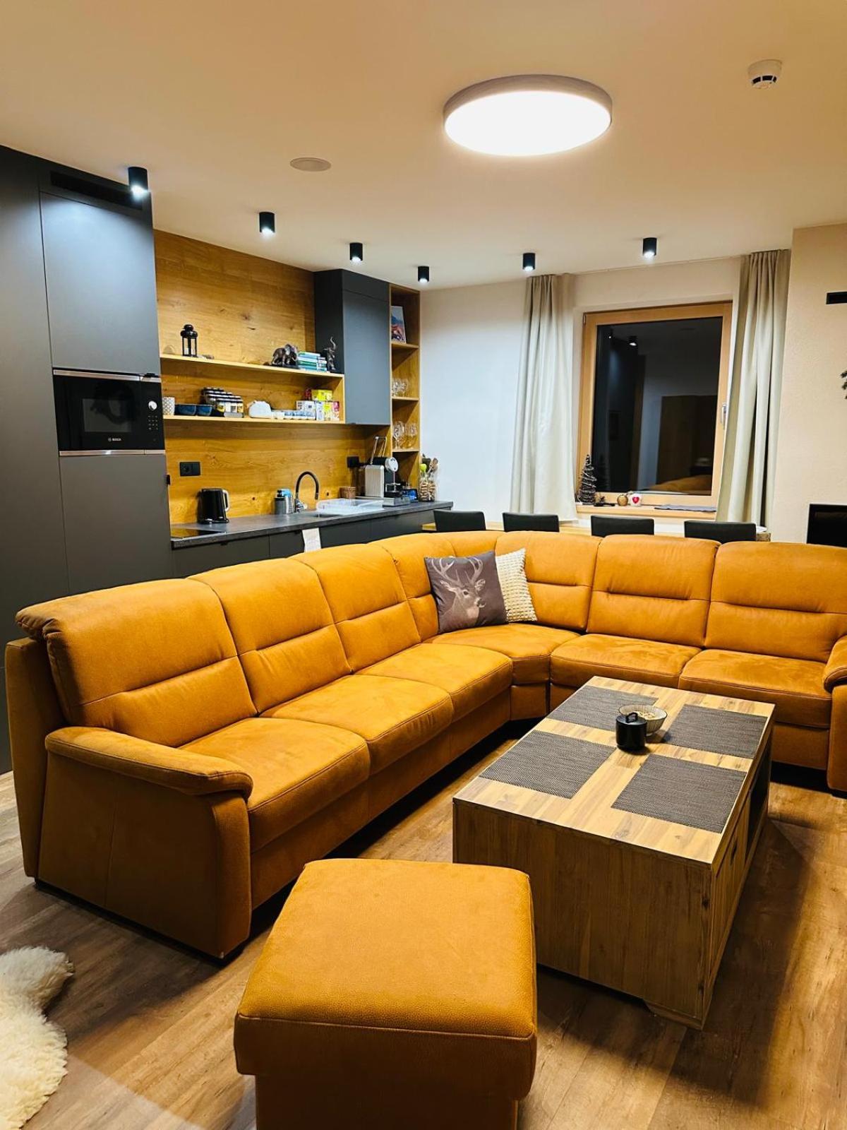 One-Bedroom Apartment with Balcony and Mountain View   photo 1