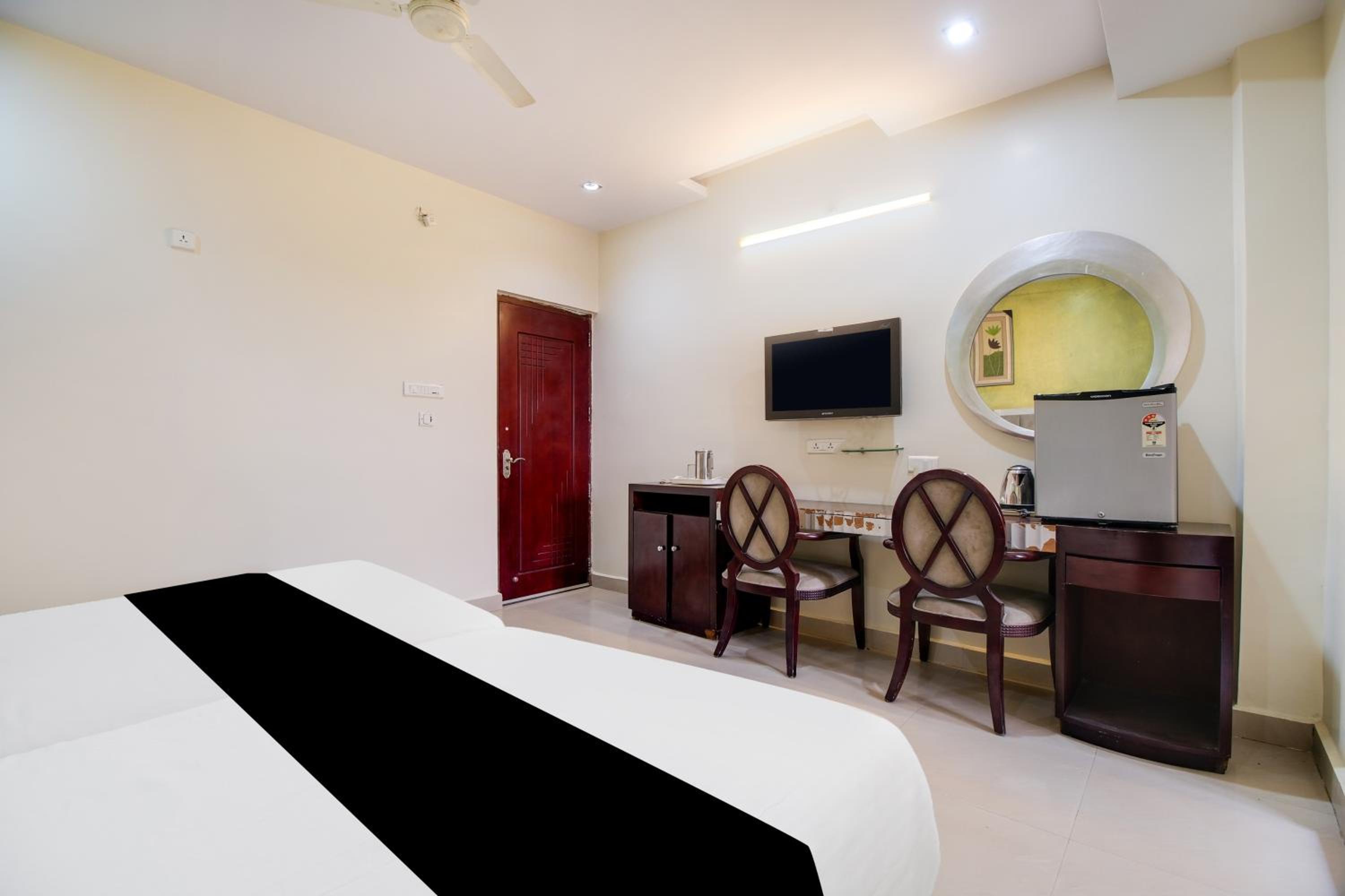 Standard Double Room - Photo 11