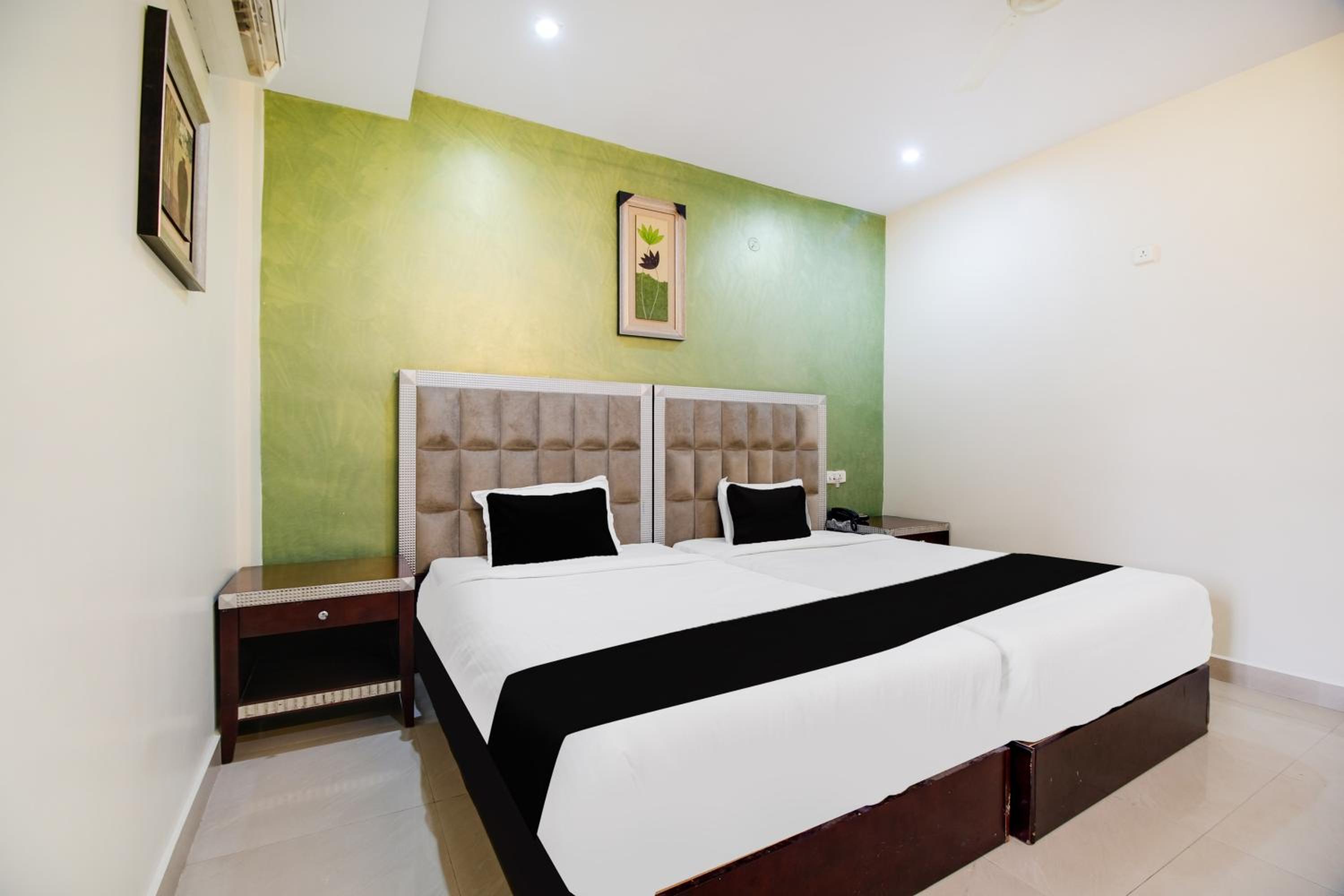 Standard Double Room - Photo 9