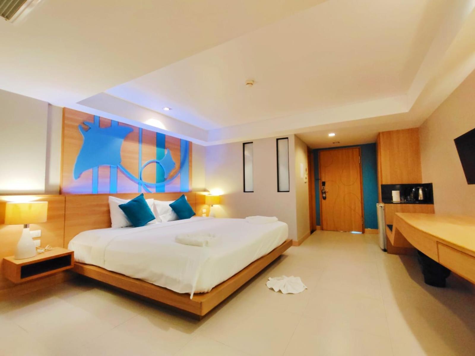 Standard Double Room, No Window photo 2