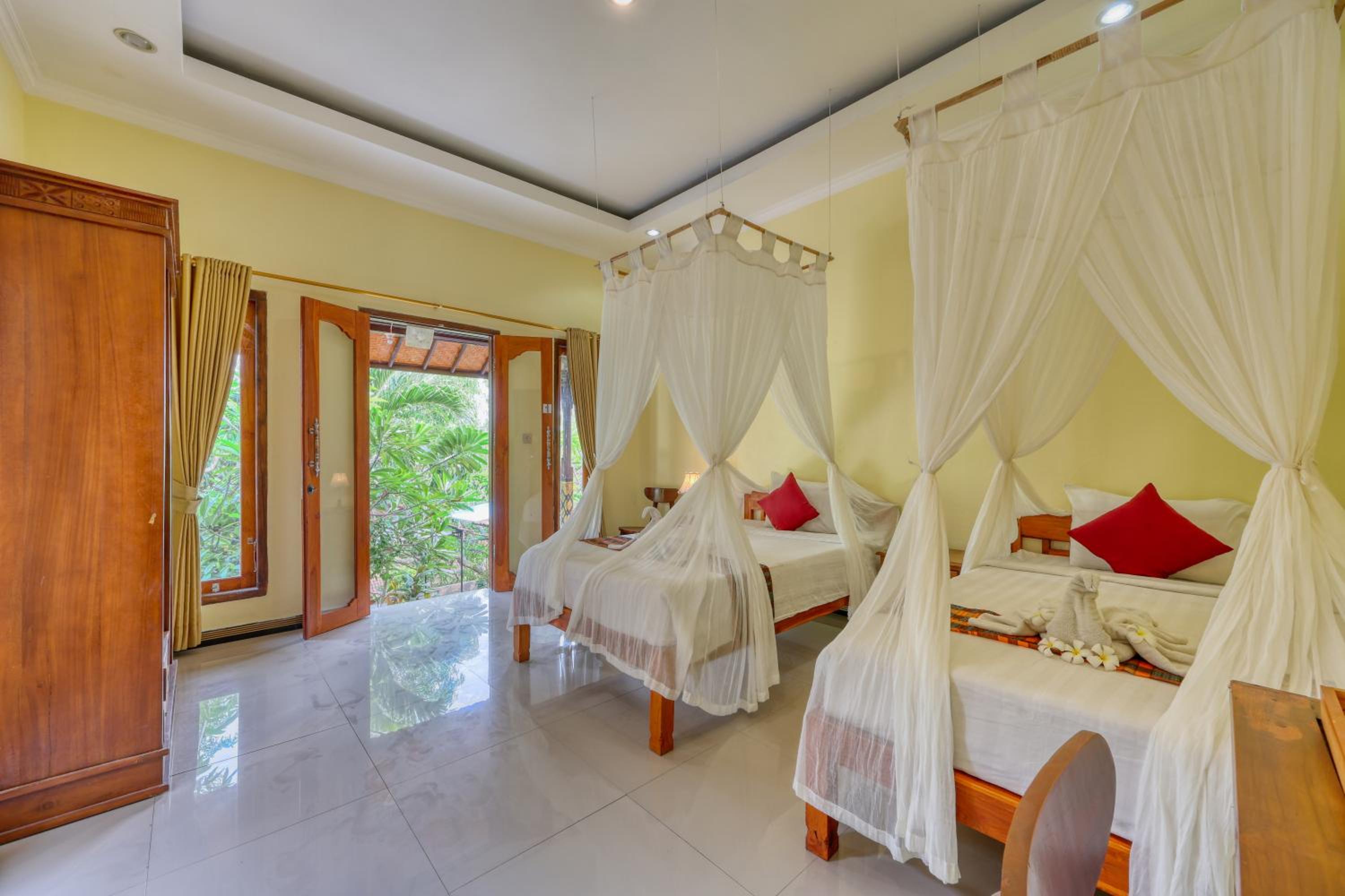 Twin Room with Private Bathroom - Photo 20