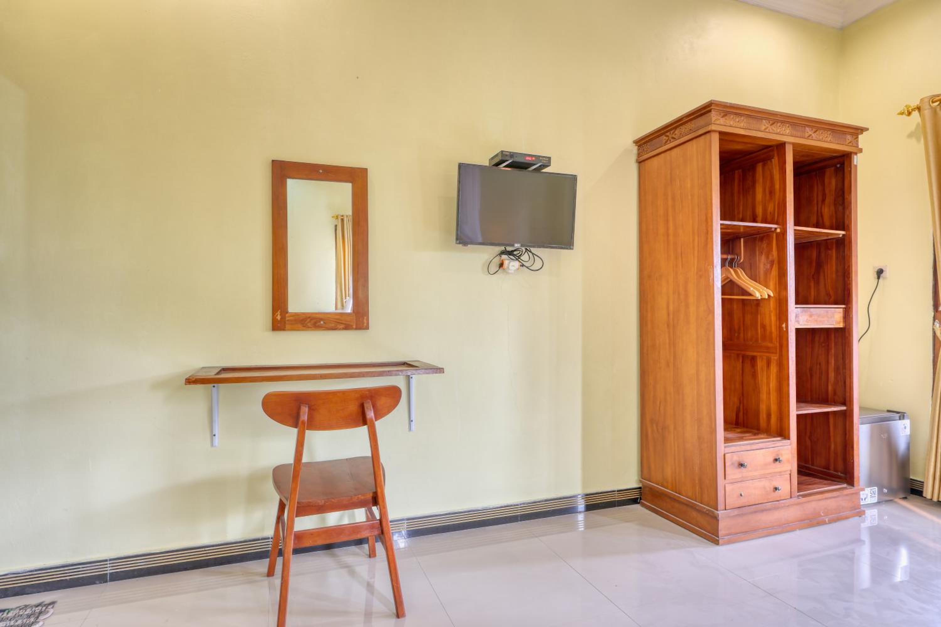 Double Room with Private Bathroom - Photo 13