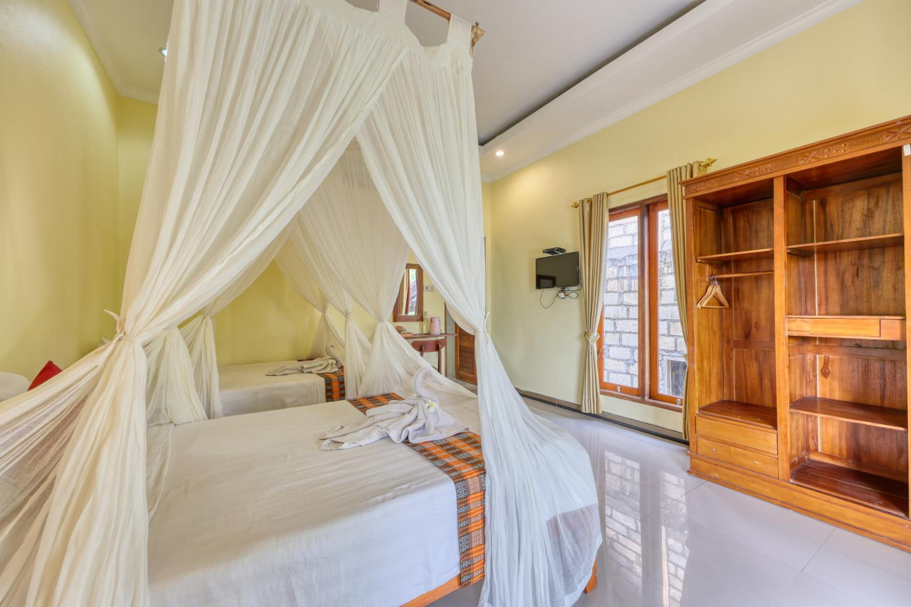 Twin Room with Private Bathroom - Photo 19