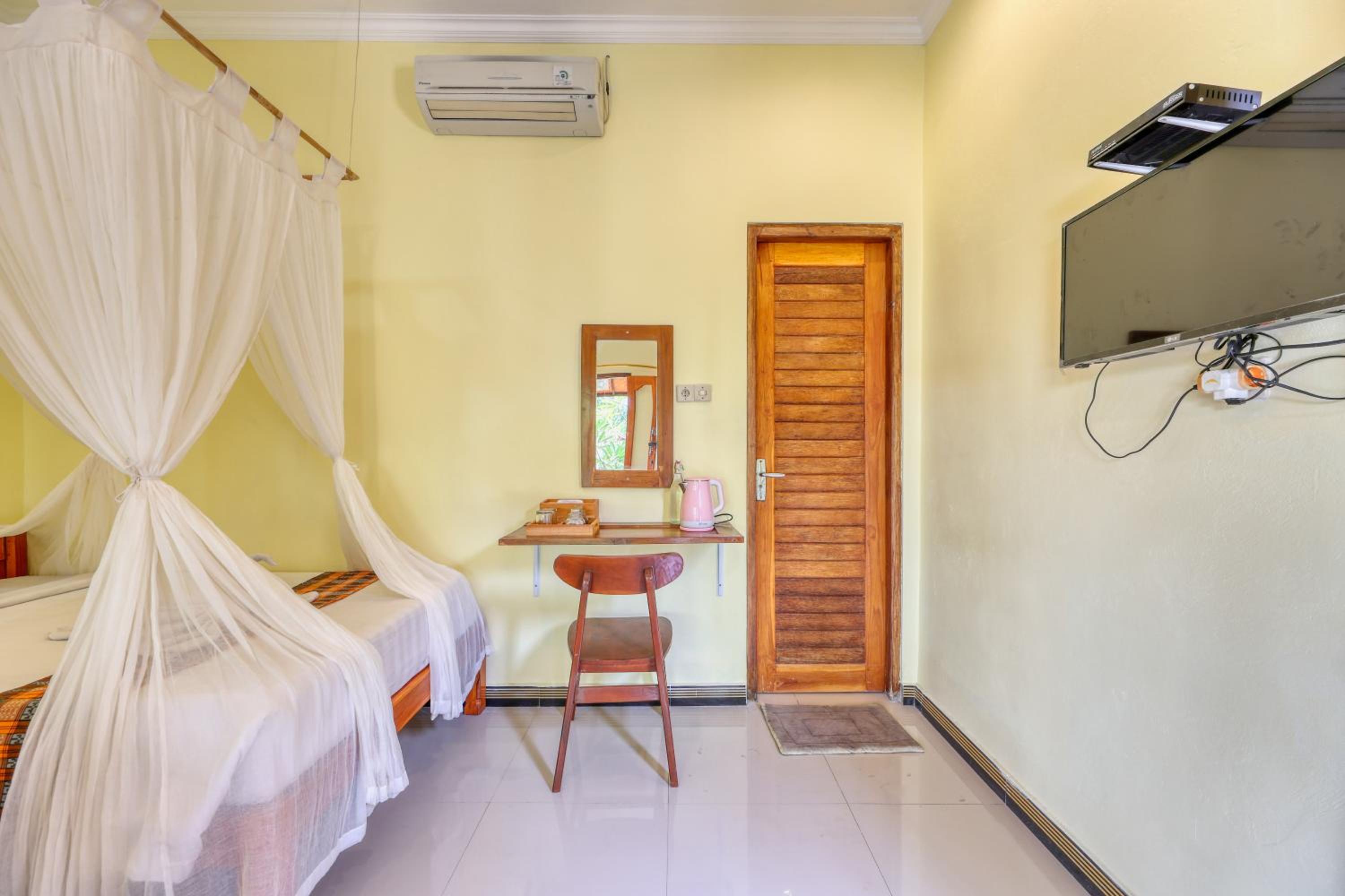 Twin Room with Private Bathroom - Photo 17