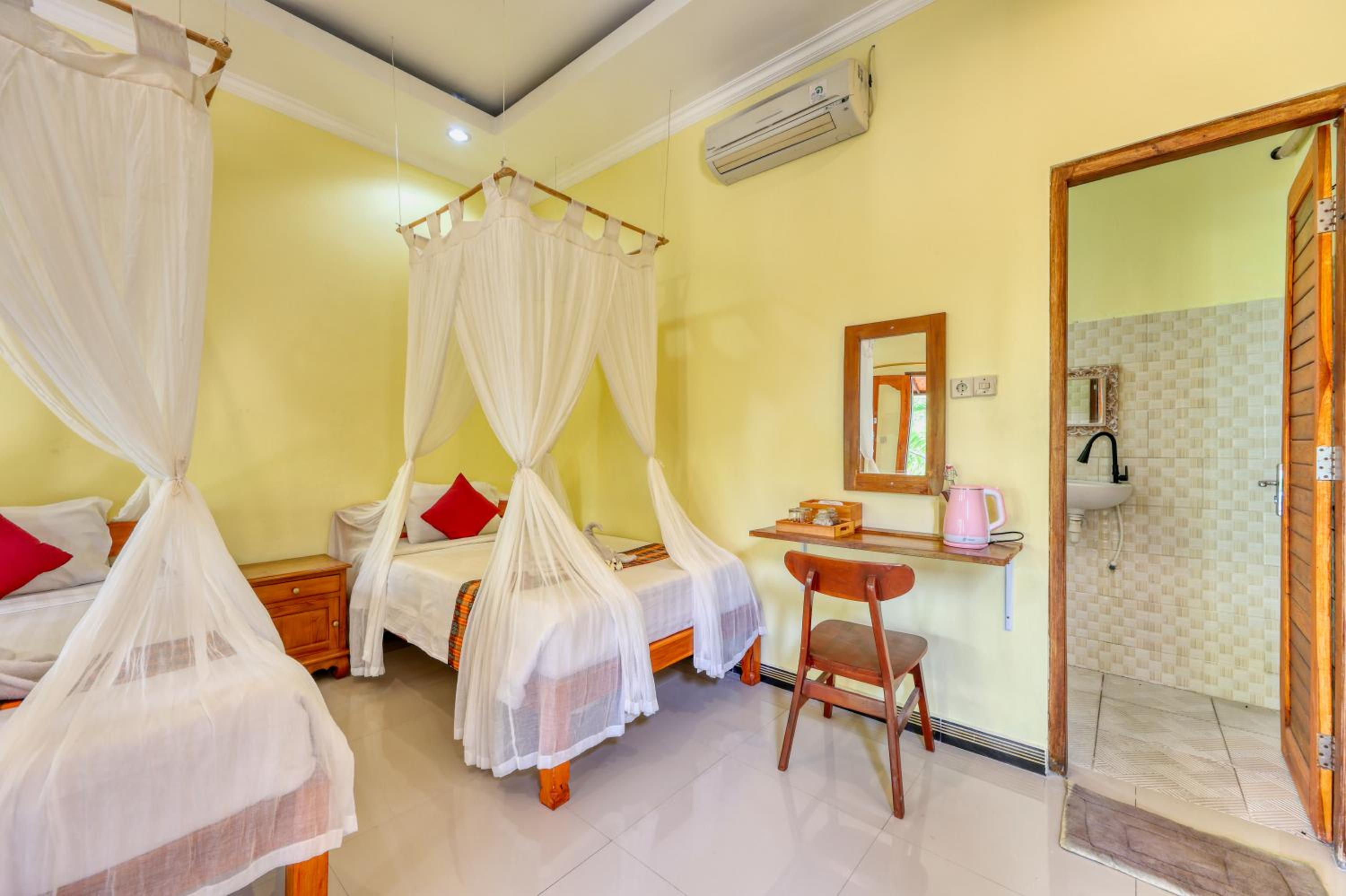 Twin Room with Private Bathroom - Photo 16