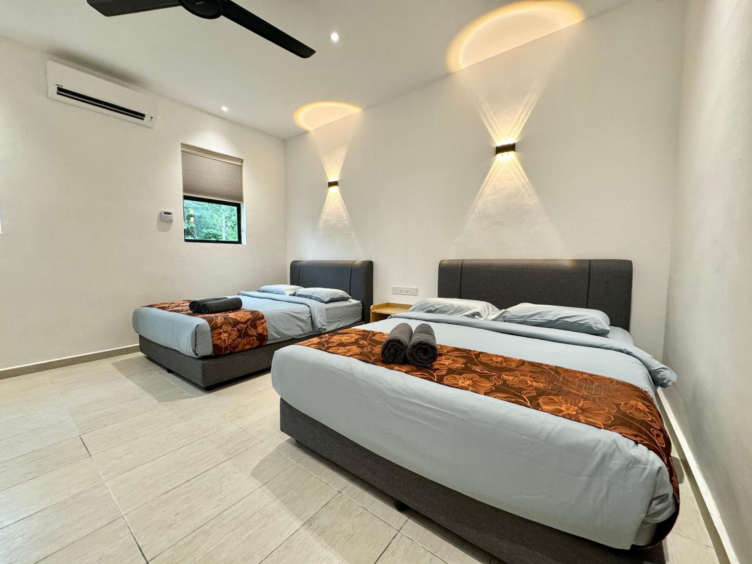 Five-Bedroom House photo 2