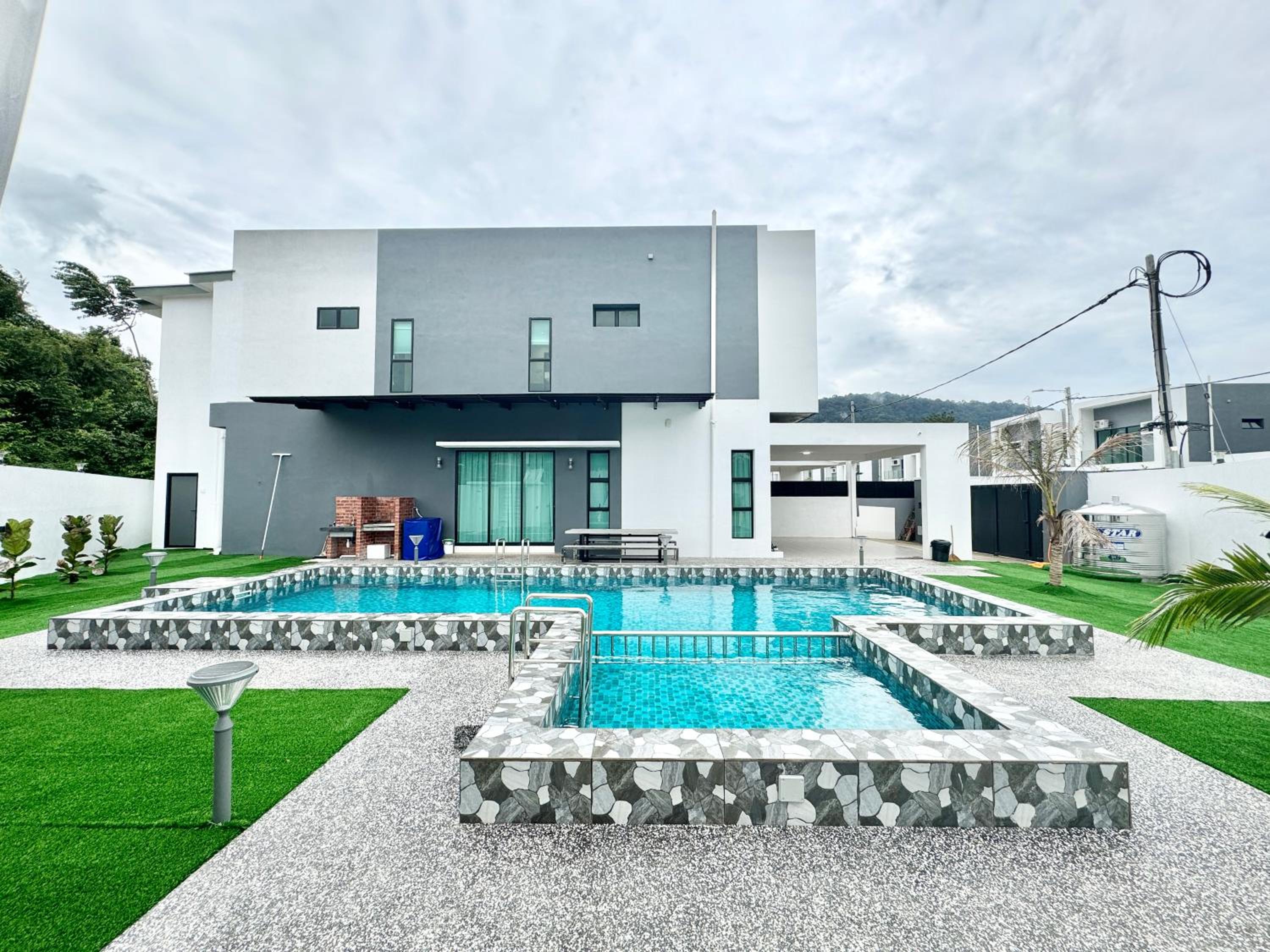 Five-Bedroom House photo 1