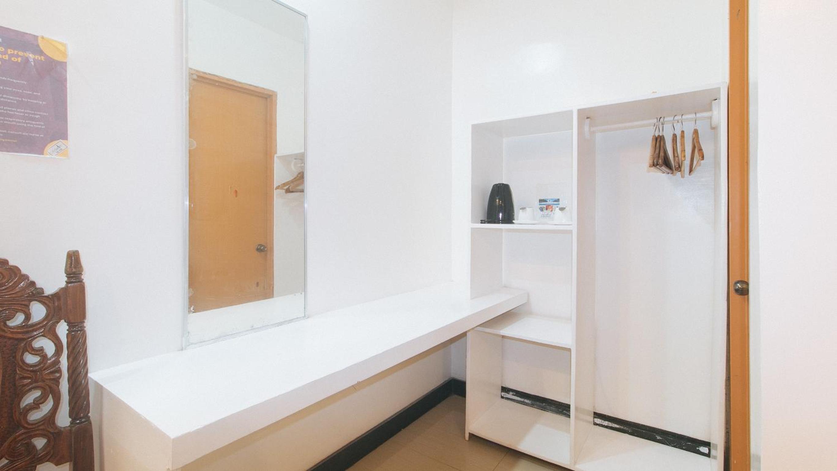 Double Room with Balcony - Photo 12