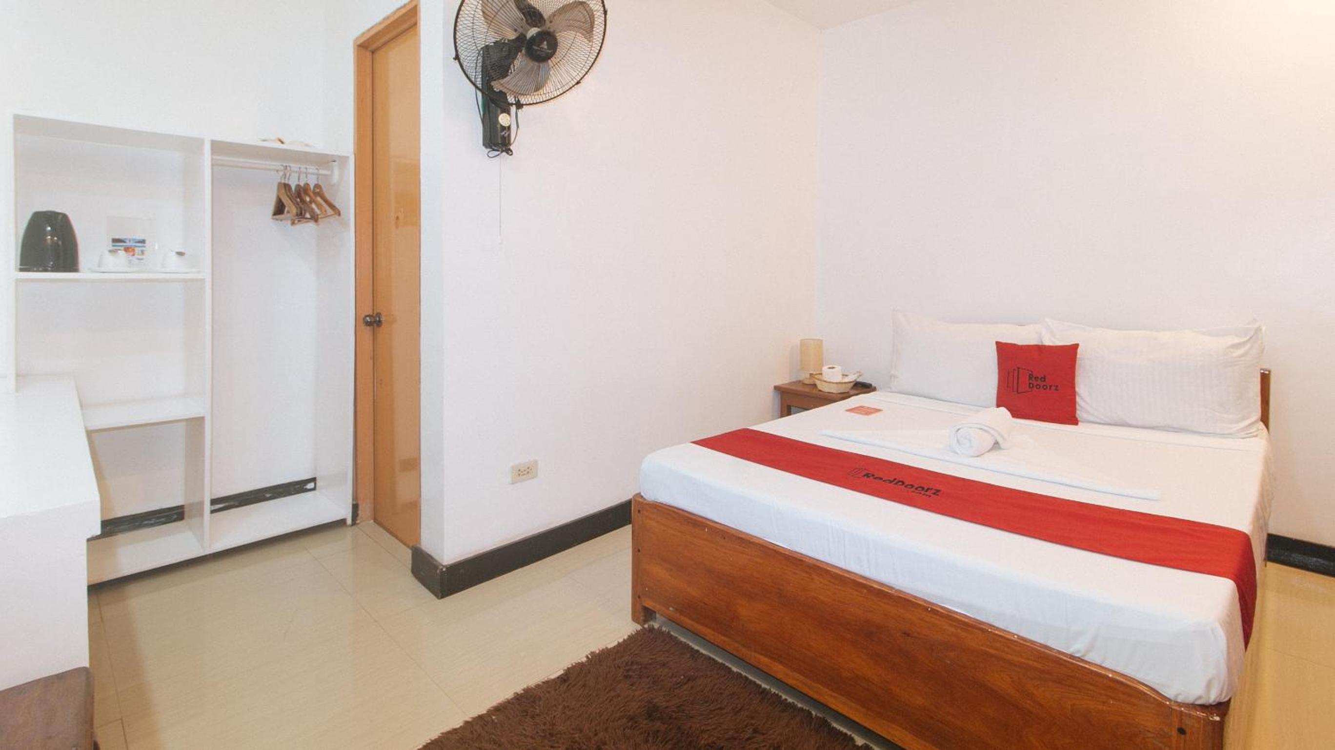 Double Room with Balcony - Photo 3