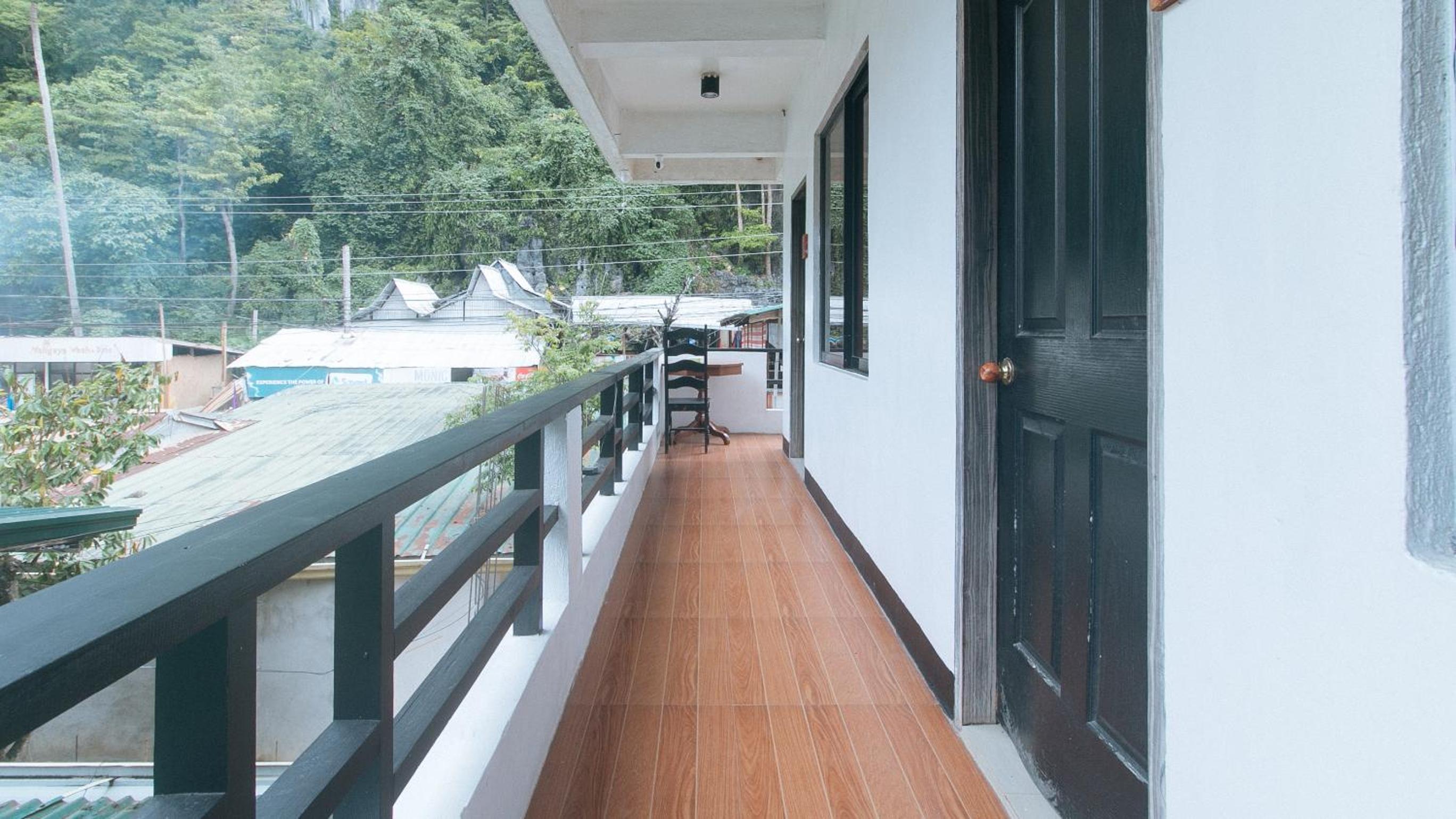 Double Room with Balcony - Photo 9
