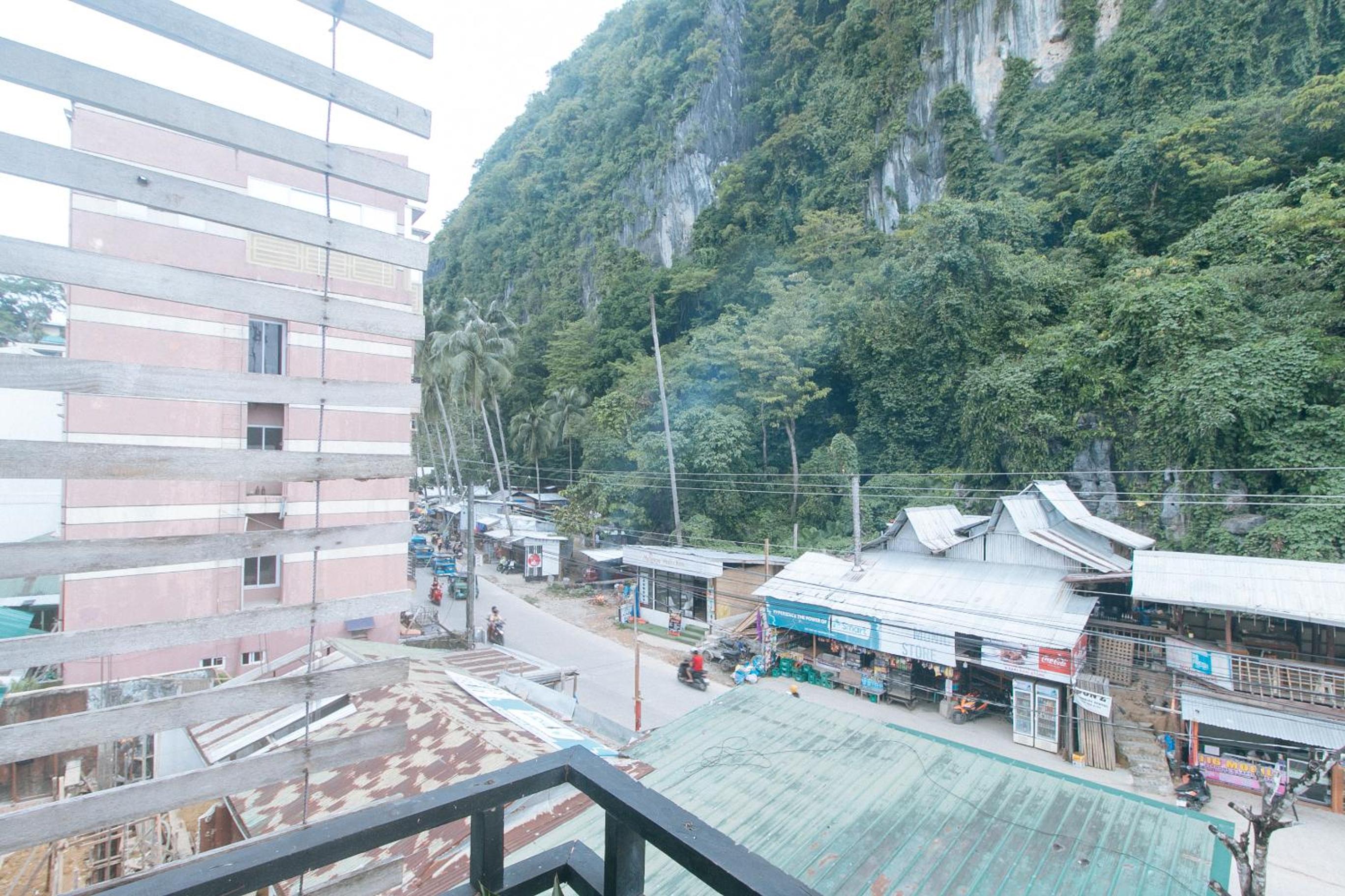 Double Room with Balcony - Photo 10