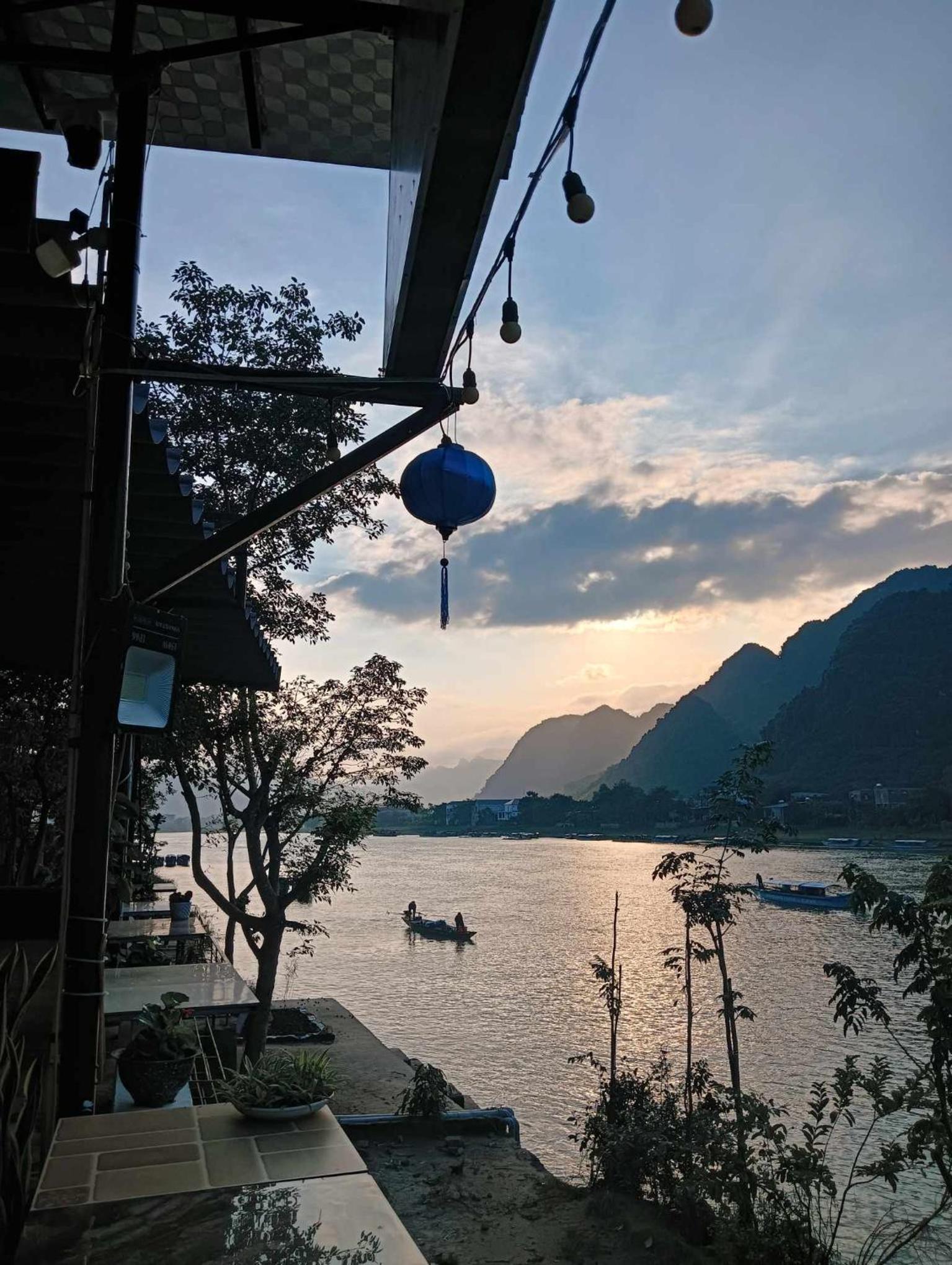 Family Room with Lake View photo 2