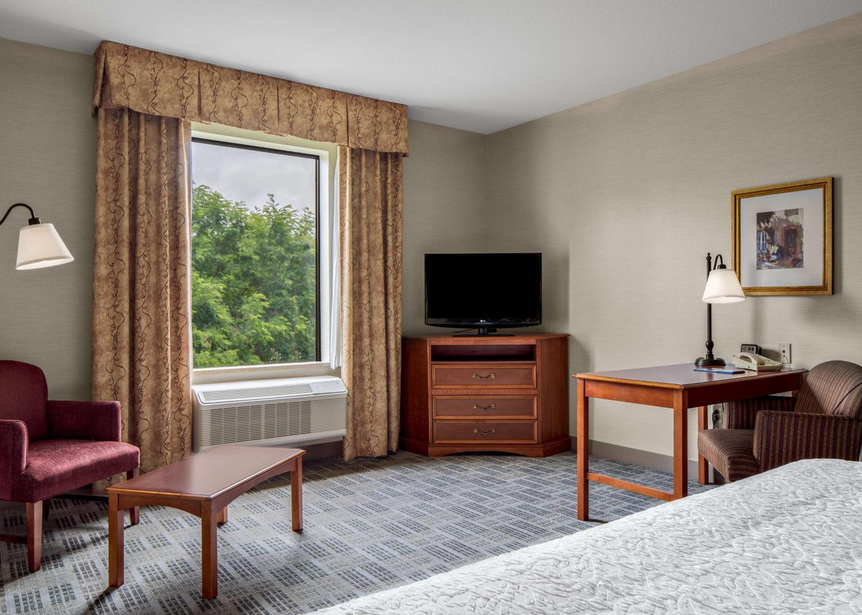 King Room with King Bed - Non-Smoking - Photo 2