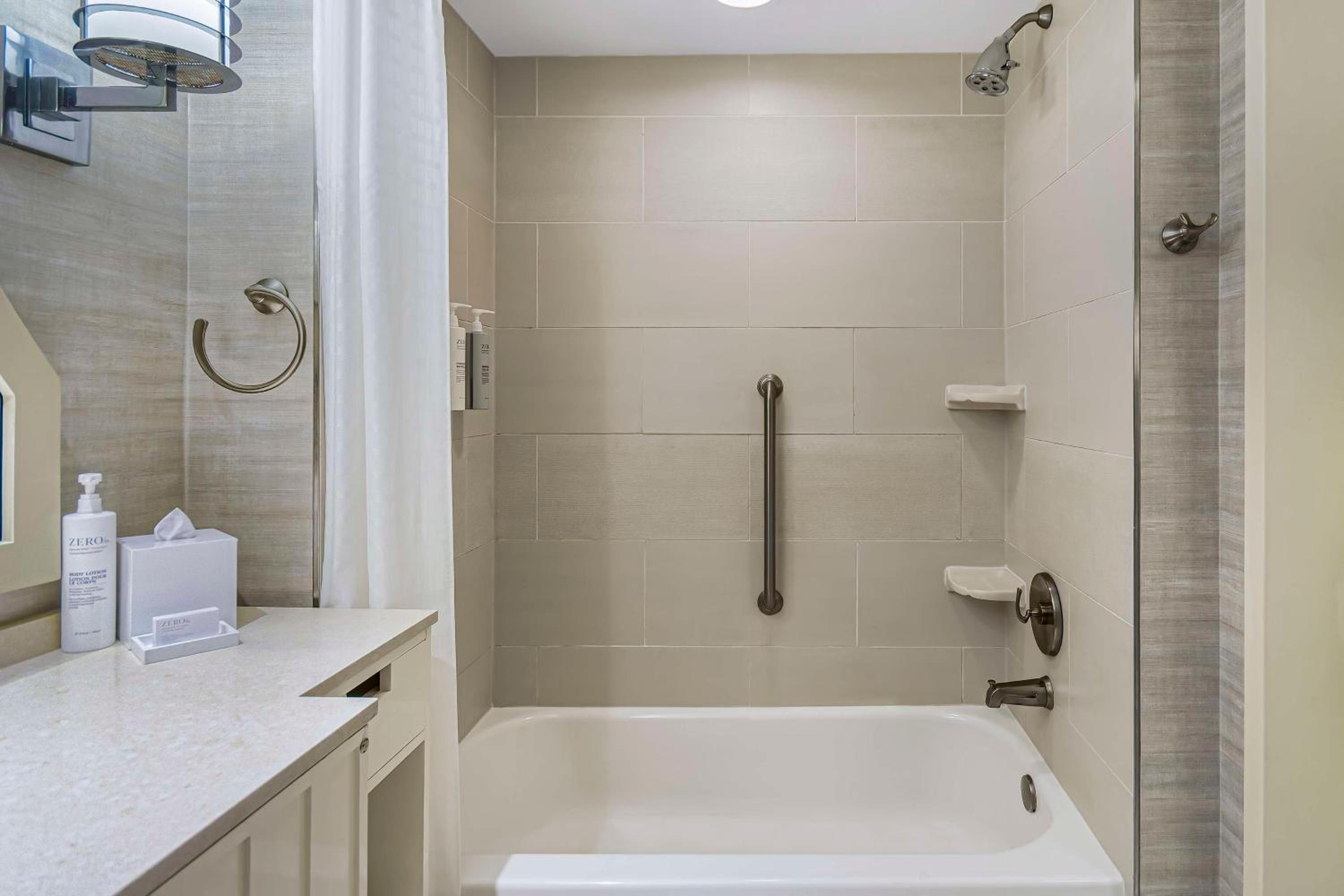 One-Bedroom Corner Suite with Two Queen Beds and City View photo 2