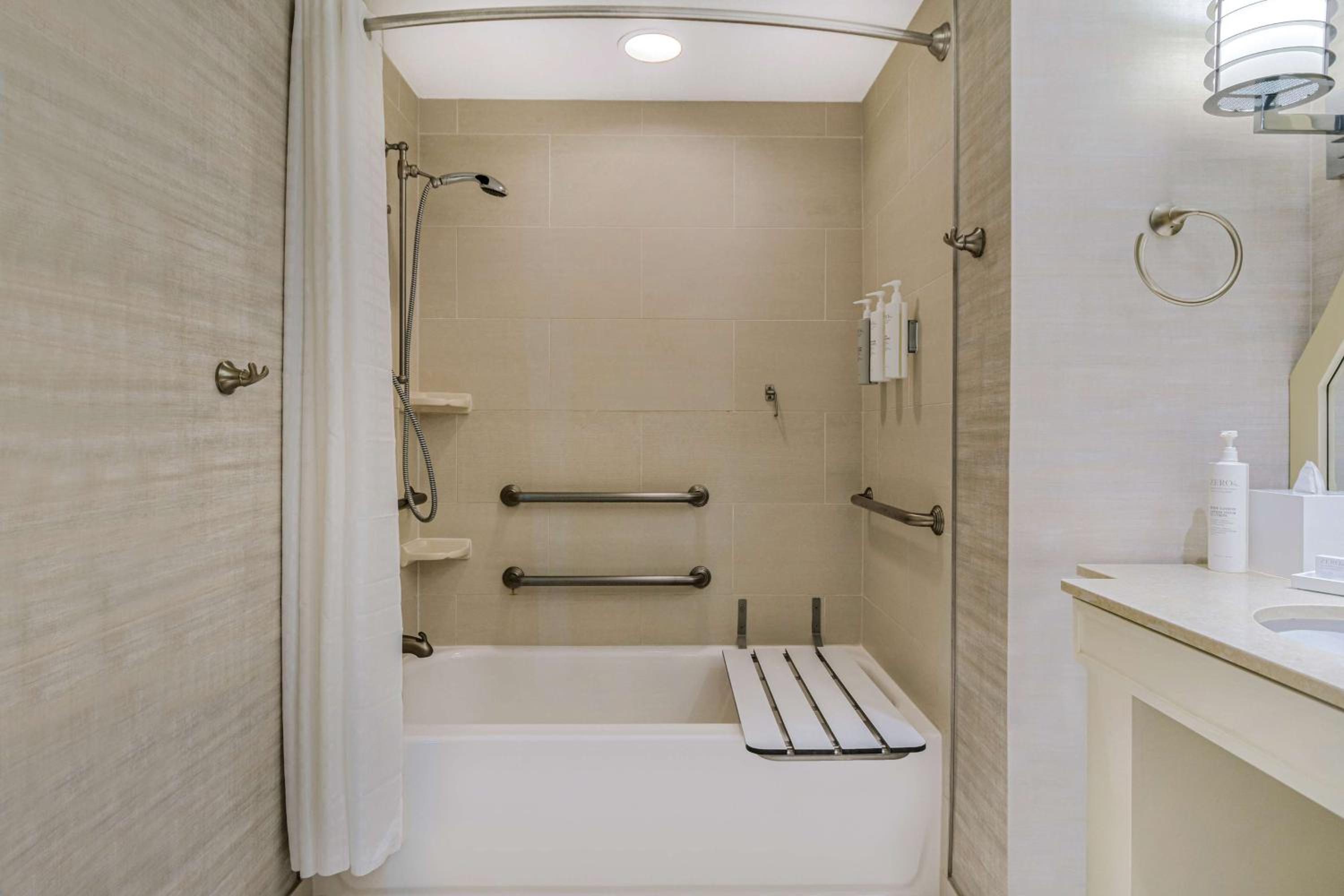 One-Bedroom Corner King Suite with Bath Tub - Mobility Accessible/Non-Smoking photo 3