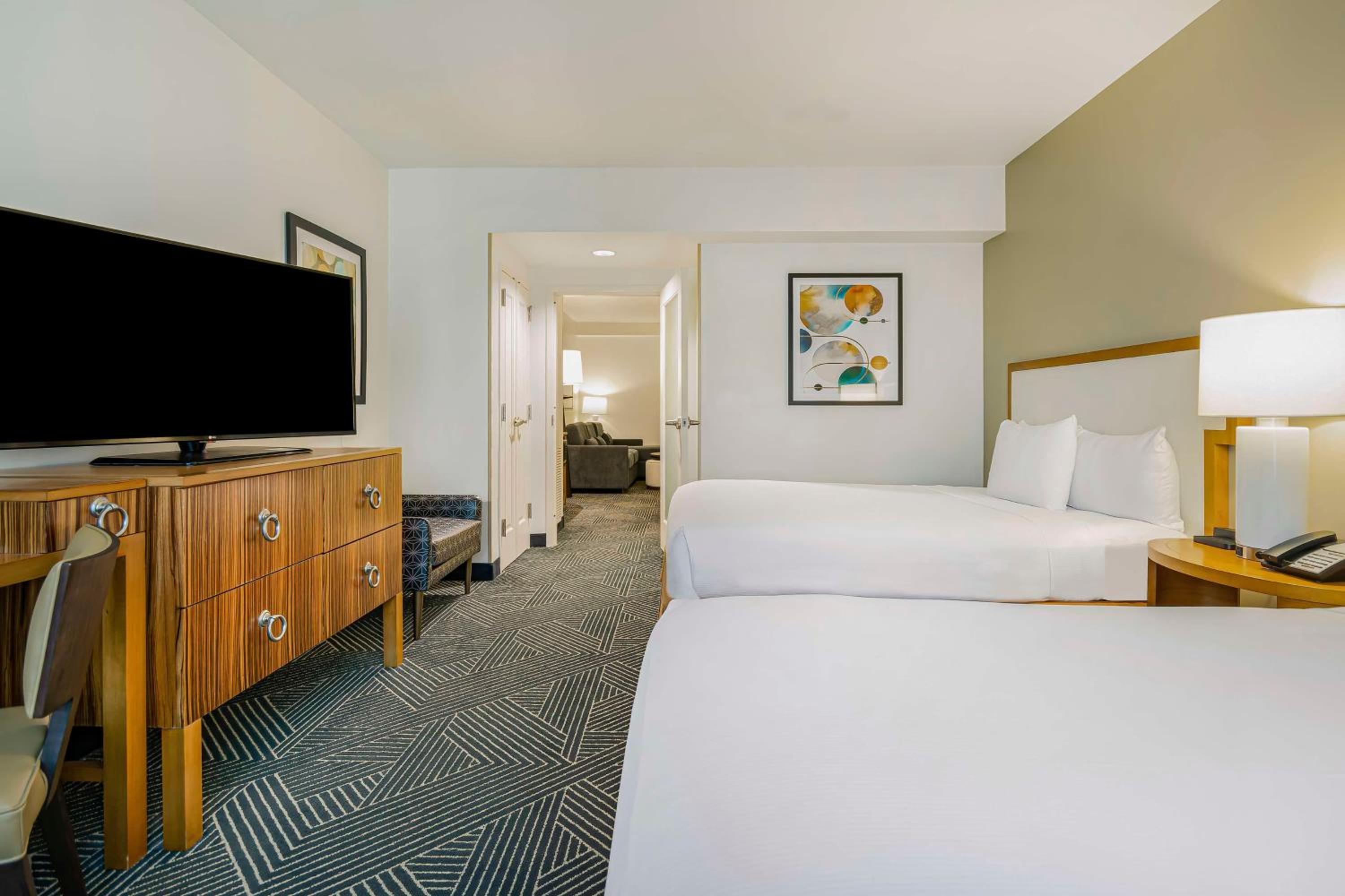 One-Bedroom Corner Suite with Two Queen Beds and City View photo 1
