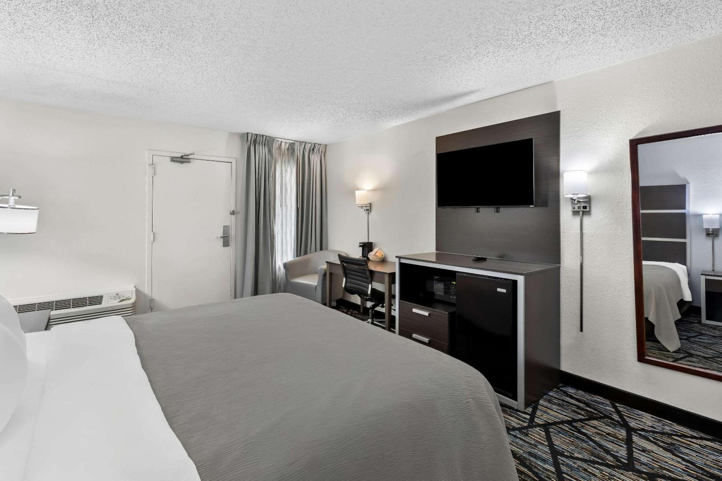 King Room Accessible- Interior Access, No Pets - Photo 3