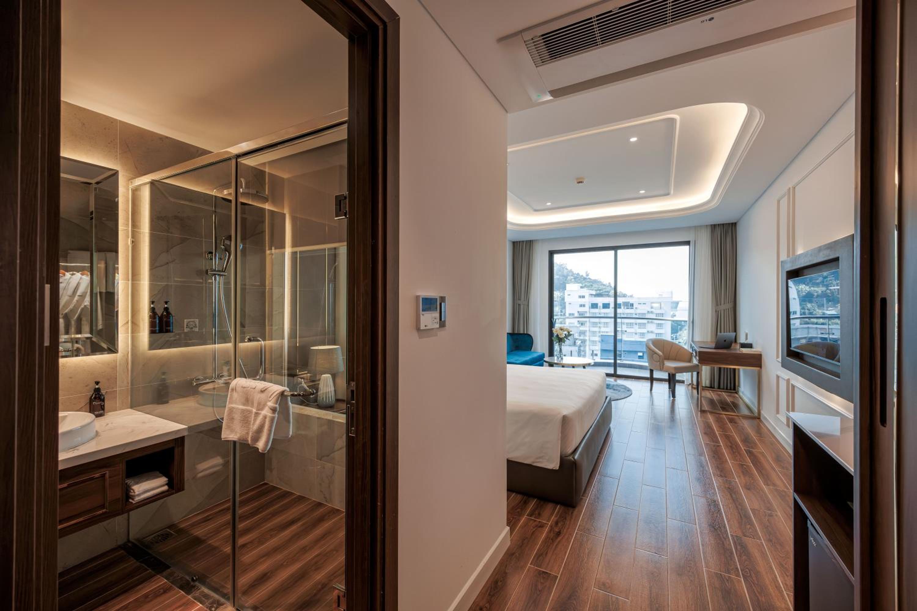 Deluxe Double Room with Side Sea View photo 2