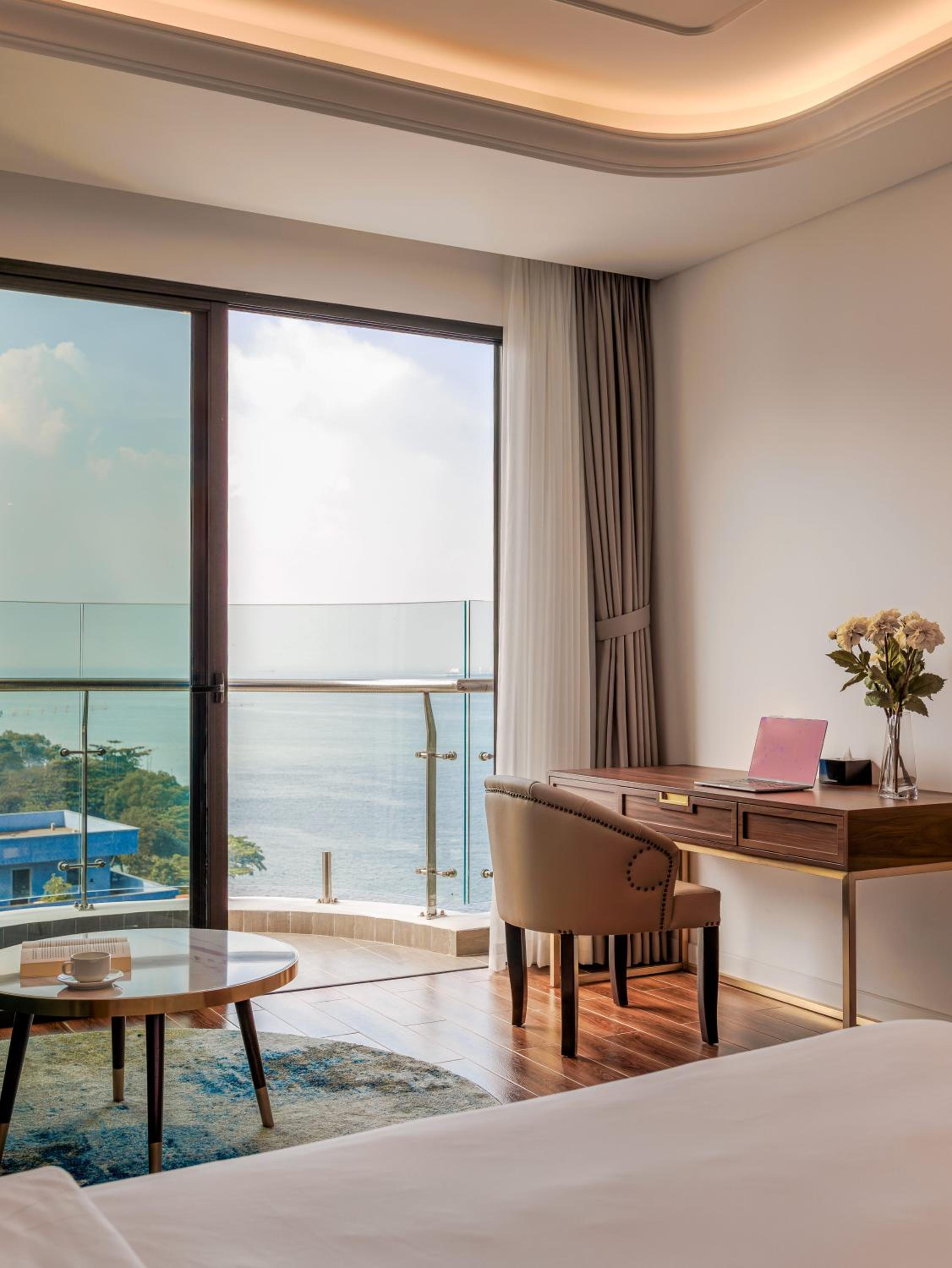 Deluxe Double Room with Side Sea View photo 3