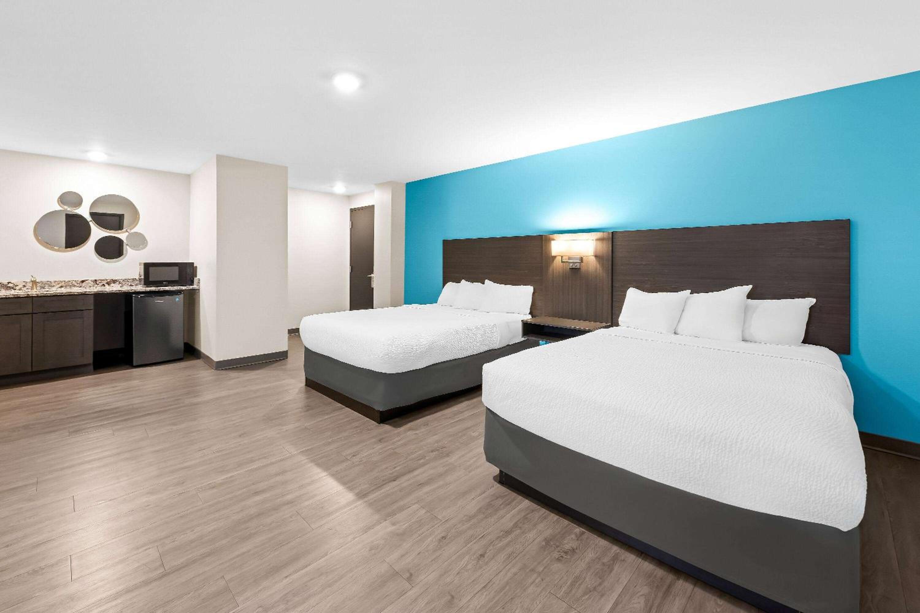 Suoerior Queen Room with Sofa Bed - No Pets/Non-Smoking photo 2